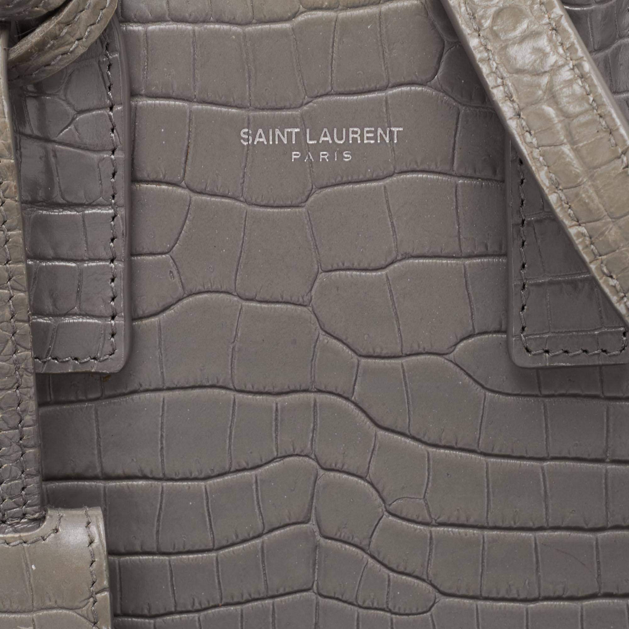 Sac de jour Nano Classic en cuir gaufré au croco gris Saint Laurent en vente 9