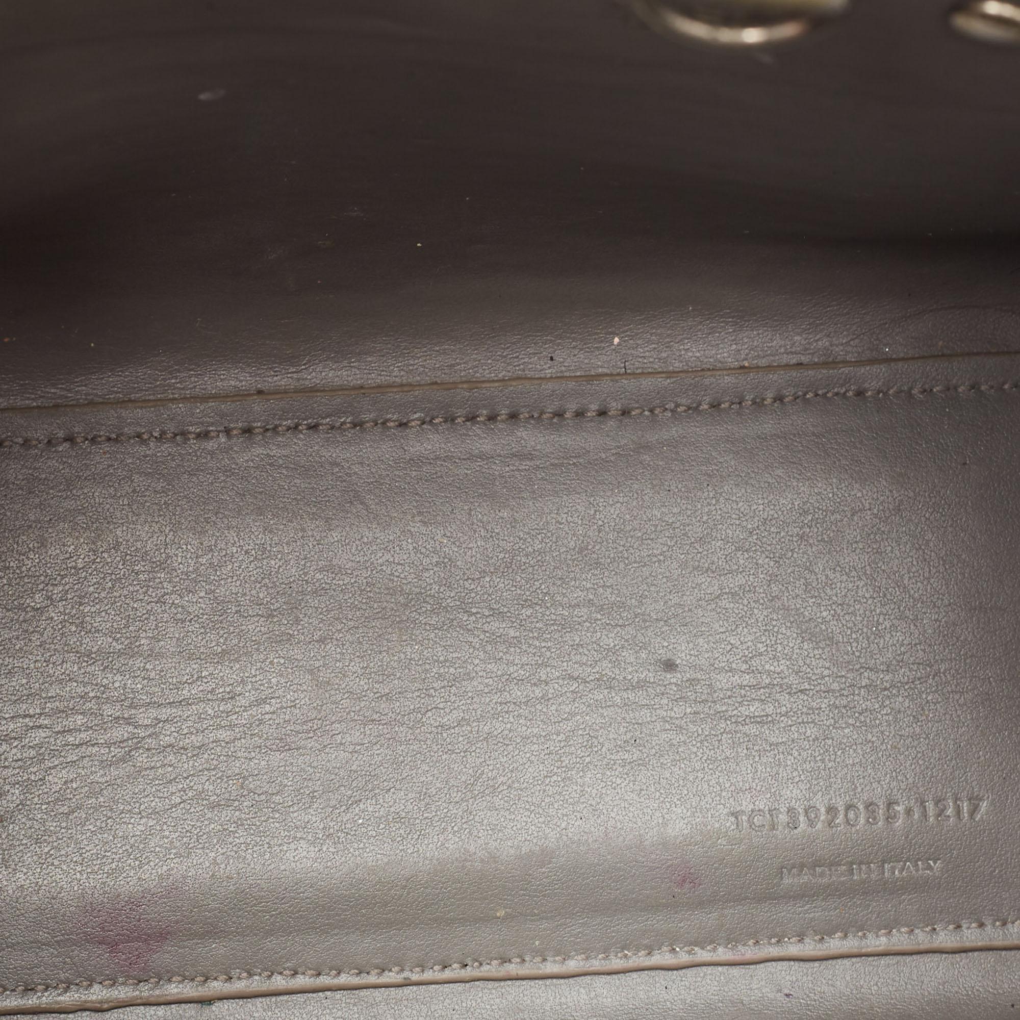 Sac de jour Nano Classic en cuir gaufré au croco gris Saint Laurent en vente 3