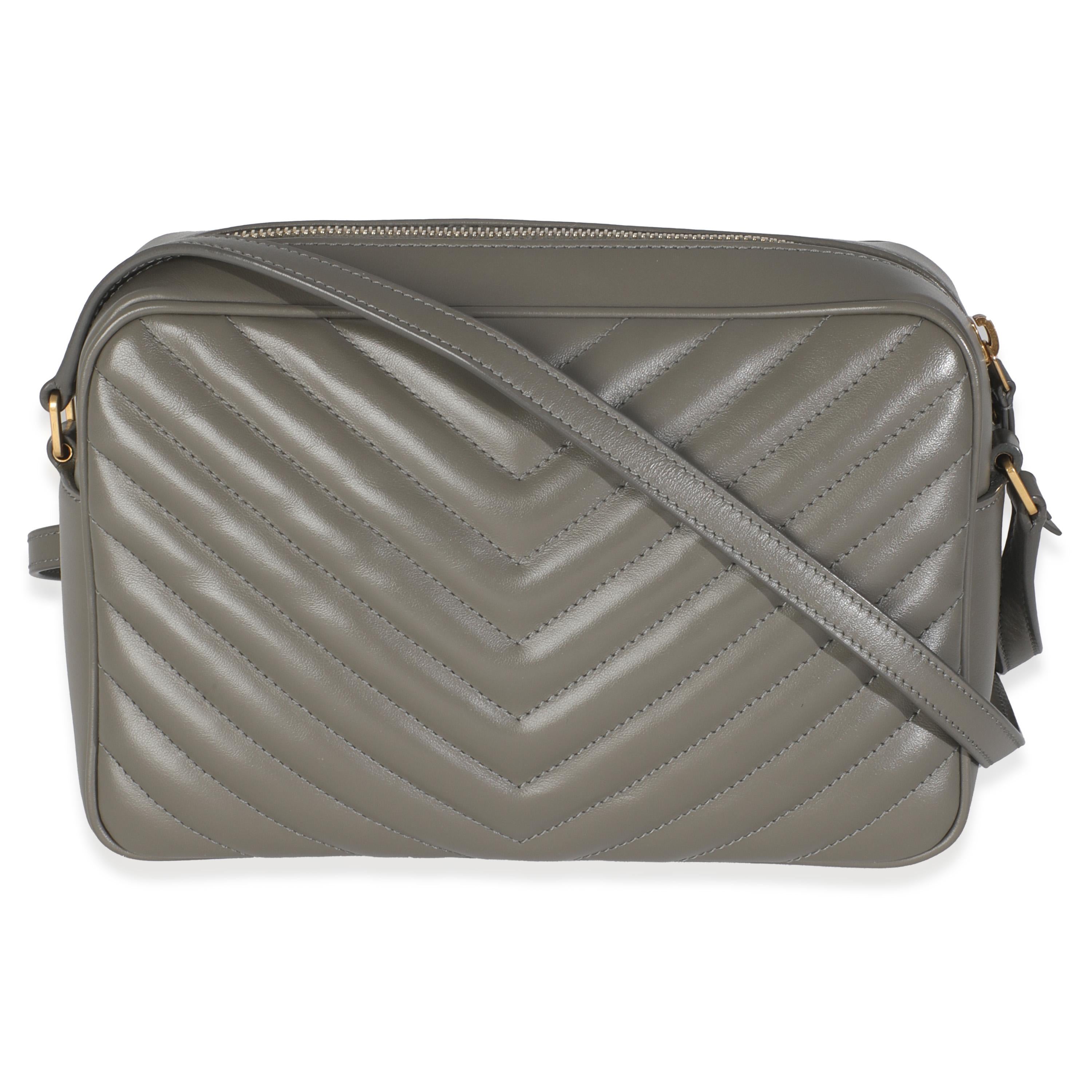 Título del listado: Saint Laurent Bolsa de cámara de piel de becerro gris caqui con monograma de monograma Lou
SKU: 145925
Estado: Seminuevo 
Descripción del estado: Bautizado con el nombre de Loulou de la Falaise, el bolso Loulou de Saint Laurent