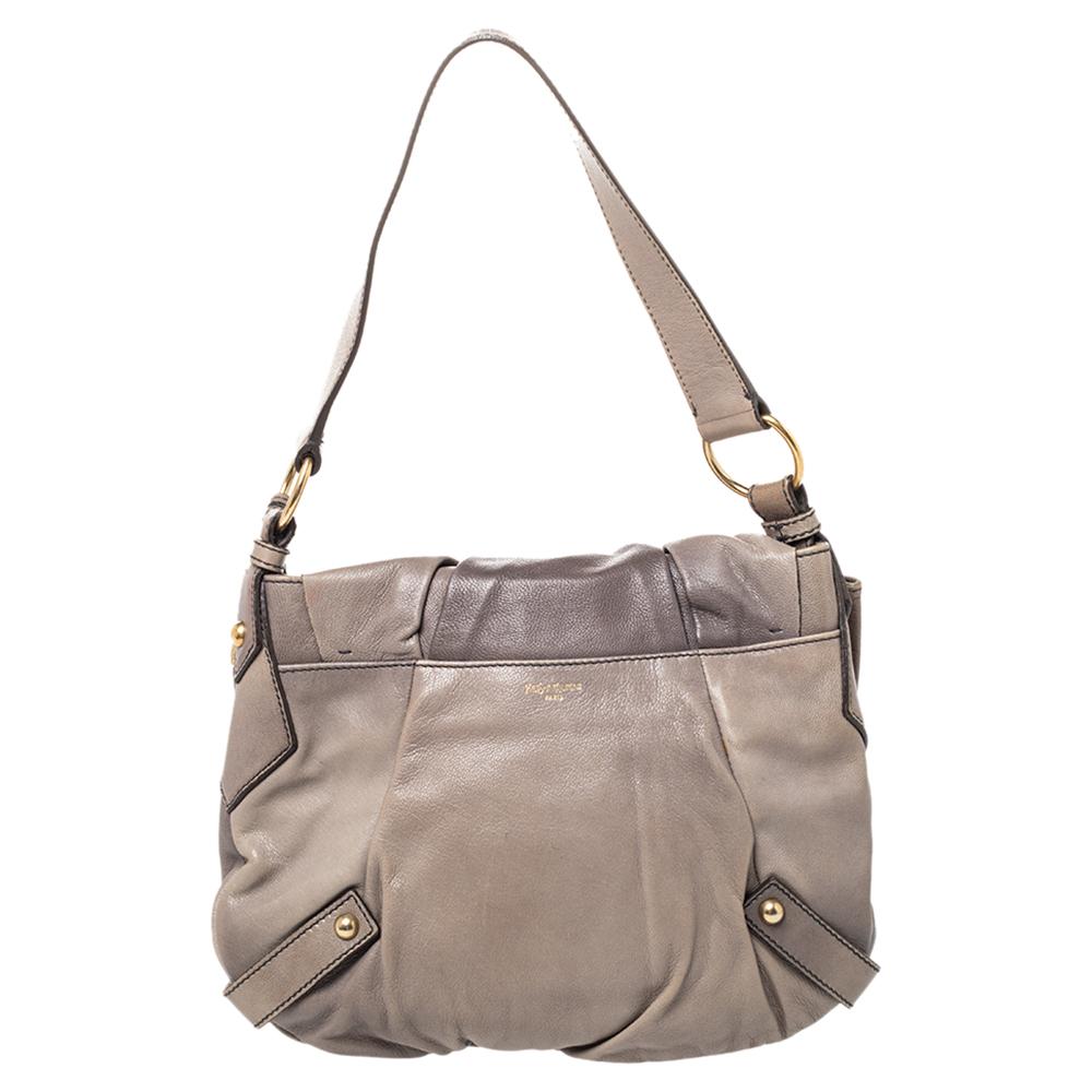 Una delle case di moda più celebri, il marchio parigino Saint Laurent è noto per la sua brillante artigianalità. Realizzata in pelle grigia, la borsa è ornata da un fiocco esagerato sul davanti ed è dotata di un interno spazioso.

Include: Opuscolo