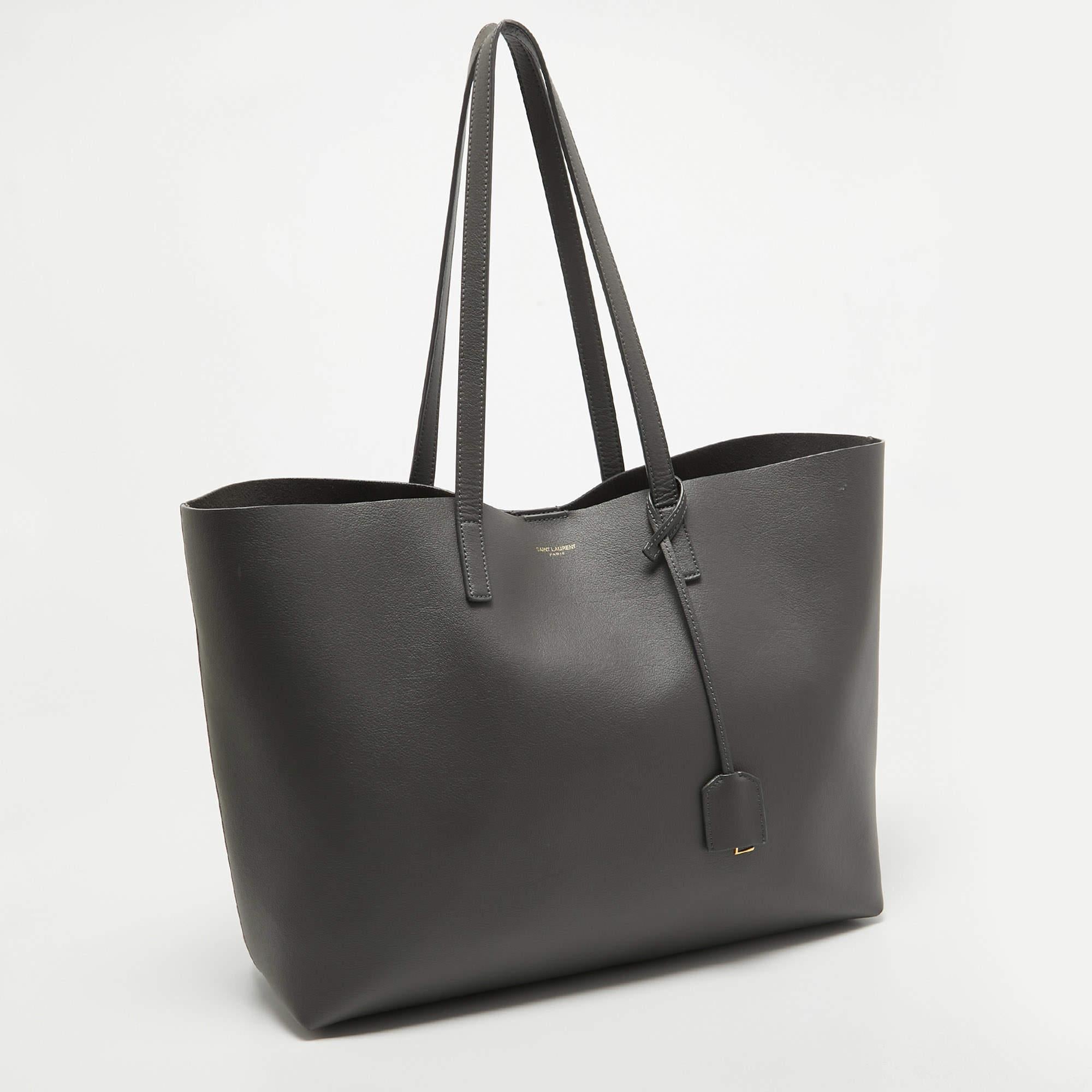 Created from high-quality materials, this tote is enriched with functional and classic elements. It can be carried around conveniently, and its interior is perfectly sized to keep your belongings with ease.

Includes: Original Dustbag, Extra Pouch