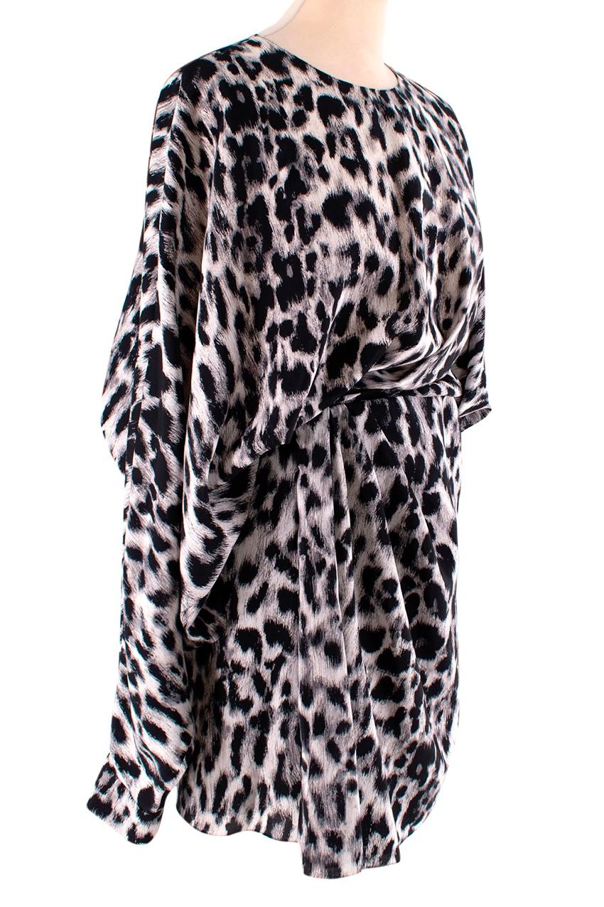 Saint Laurent Graues Leopardenmuster Asymmetrisches Minikleid
 

 -Kurzes schwarz-weißes Seidenkleid mit Leopardenmuster von Saint Laurent
 -Mit Rundhalsausschnitt und asymmetrisch drapierten Ärmeln
 - Geraffte Taille und Minilänge
 

 Materialien
