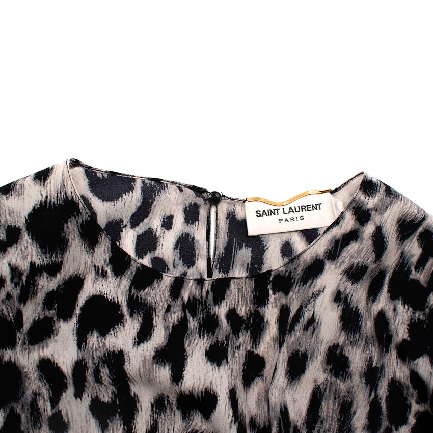 Saint Laurent Graues asymmetrisches Minikleid mit Leopardenmuster im Zustand „Hervorragend“ im Angebot in London, GB