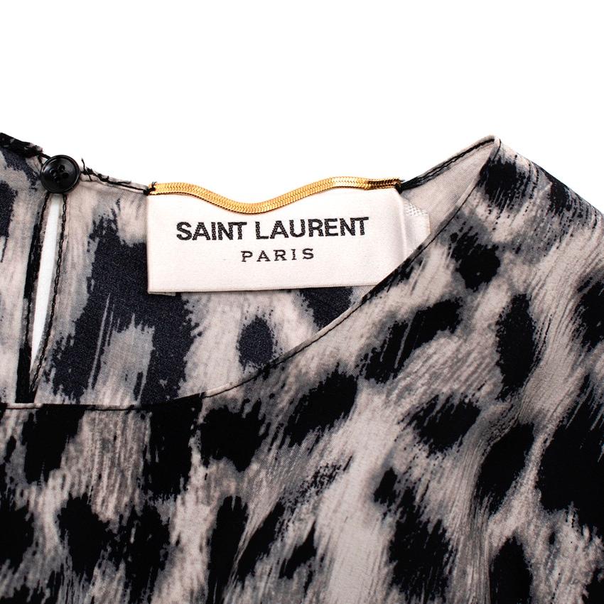 Saint Laurent Graues asymmetrisches Minikleid mit Leopardenmuster Damen im Angebot