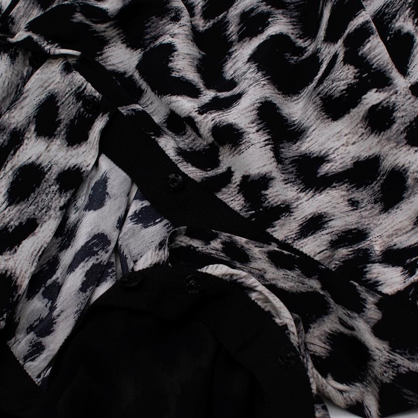 Saint Laurent Graues asymmetrisches Minikleid mit Leopardenmuster im Angebot 1