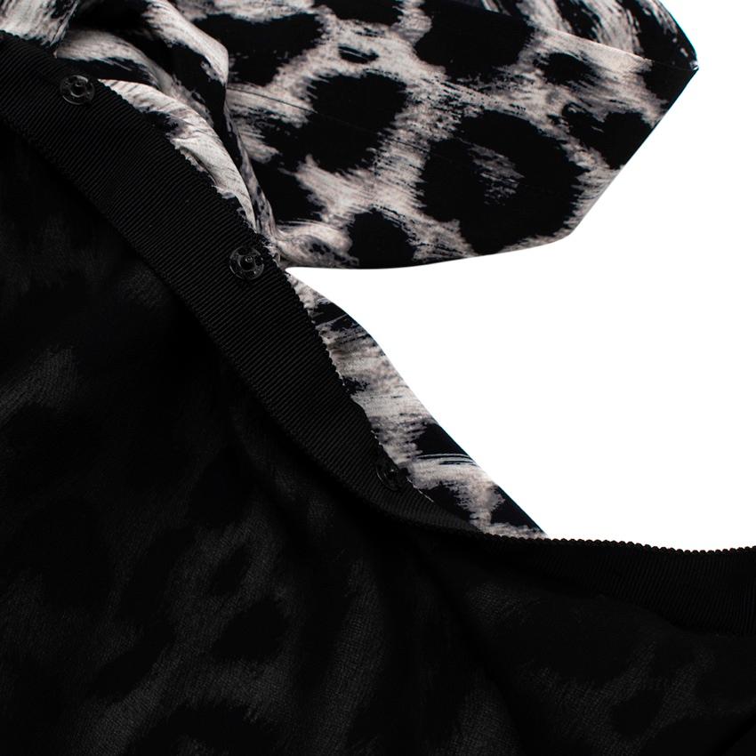 Saint Laurent Graues asymmetrisches Minikleid mit Leopardenmuster im Angebot 2