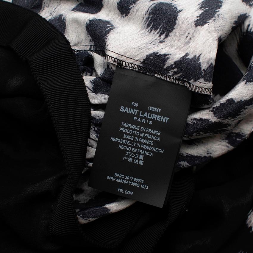 Saint Laurent Graues asymmetrisches Minikleid mit Leopardenmuster im Angebot 3
