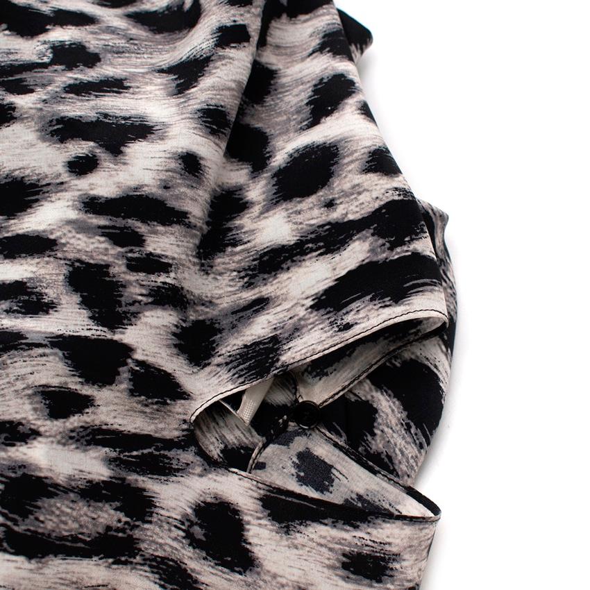 Saint Laurent Graues asymmetrisches Minikleid mit Leopardenmuster im Angebot 4
