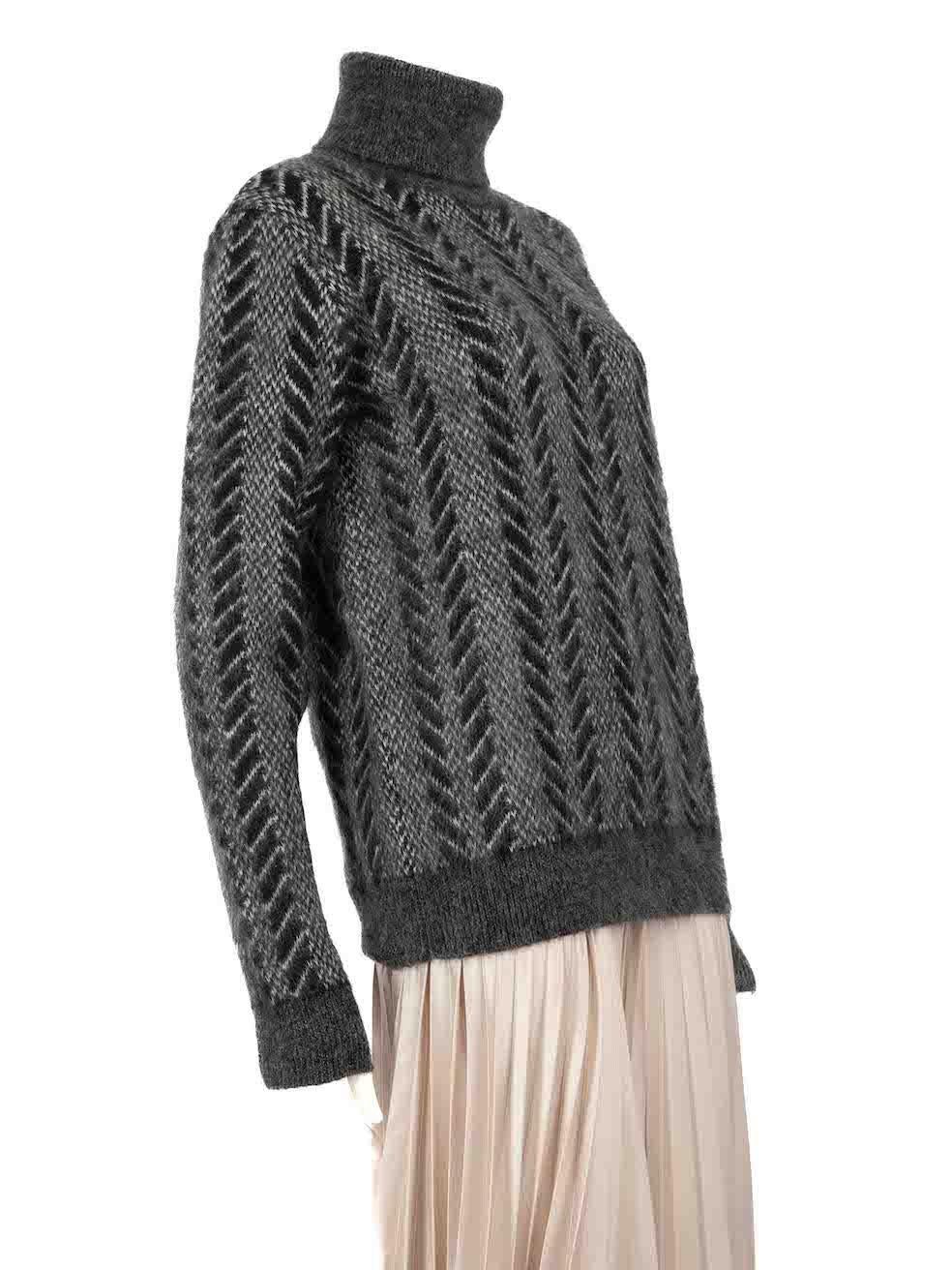 CONDIZIONE: molto buona. Questo articolo di rivendita di Saint Laurent usato non presenta alcun segno di usura visibile.
 
 
 
 Dettagli
 
 
 Grigio
 
 Mohair
 
 Maglione a maglia
 
 Motivo Chevron
 
 Dolcevita
 
 Maniche lunghe
 
 
 
 
 
 Prodotto