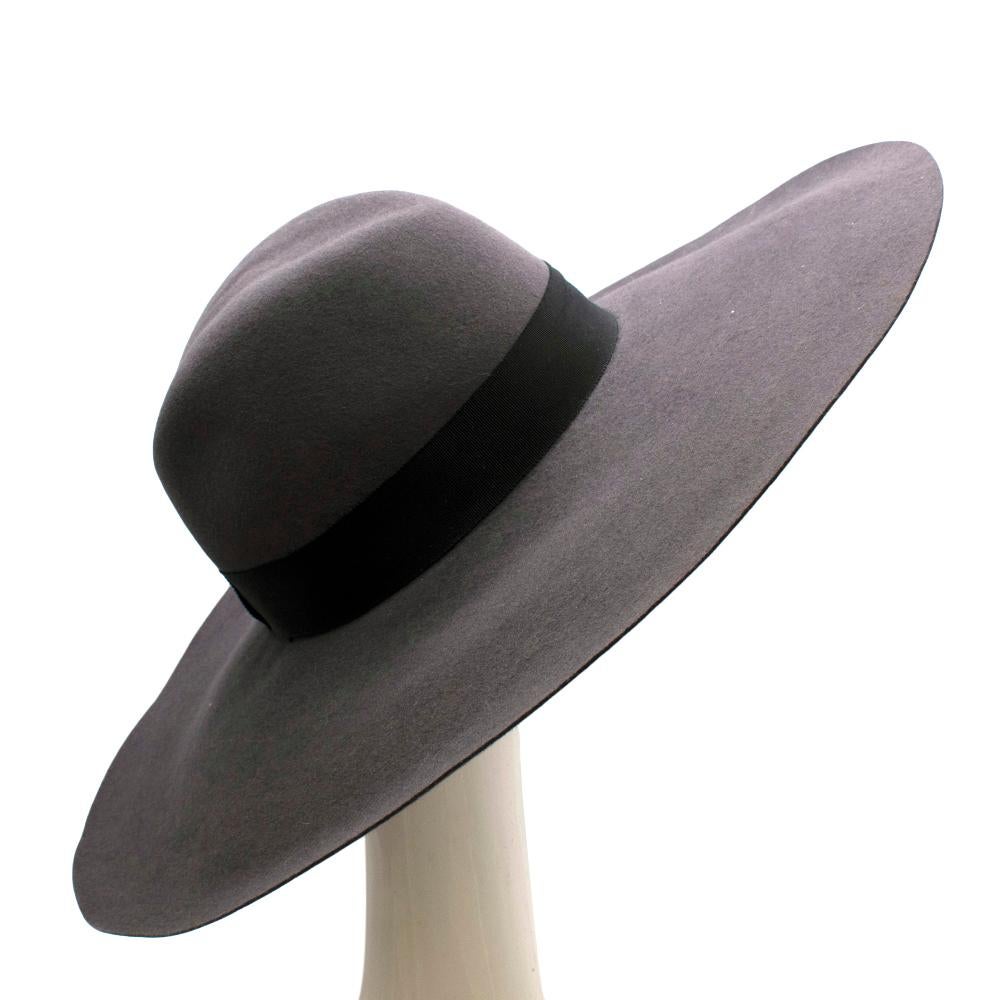 Saint Laurent Grey Rabbit Felt Floppy Fedora Hat 

-Iconic YSL Wide style
-Smooth and soft textured felt 
-Black cotton ribbon 
-Neutral color easy to combine 

Materials:
90% rabbit felt, 10% cotton

Specialized cleaning only 

Made in France 