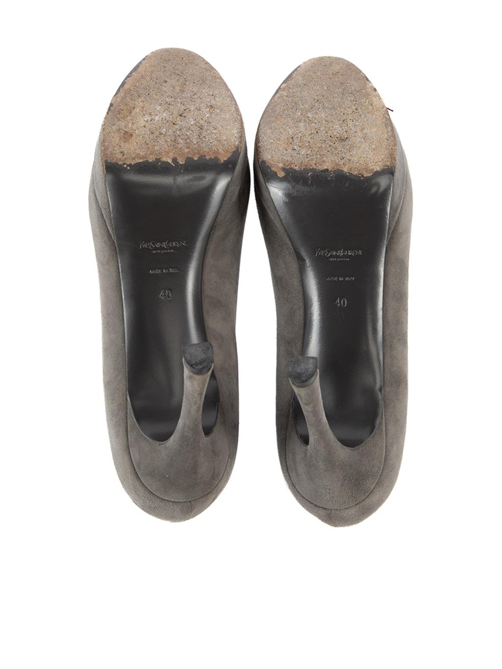 Saint Laurent escarpins à bout rond en daim gris, taille IT 40 Bon état - En vente à London, GB