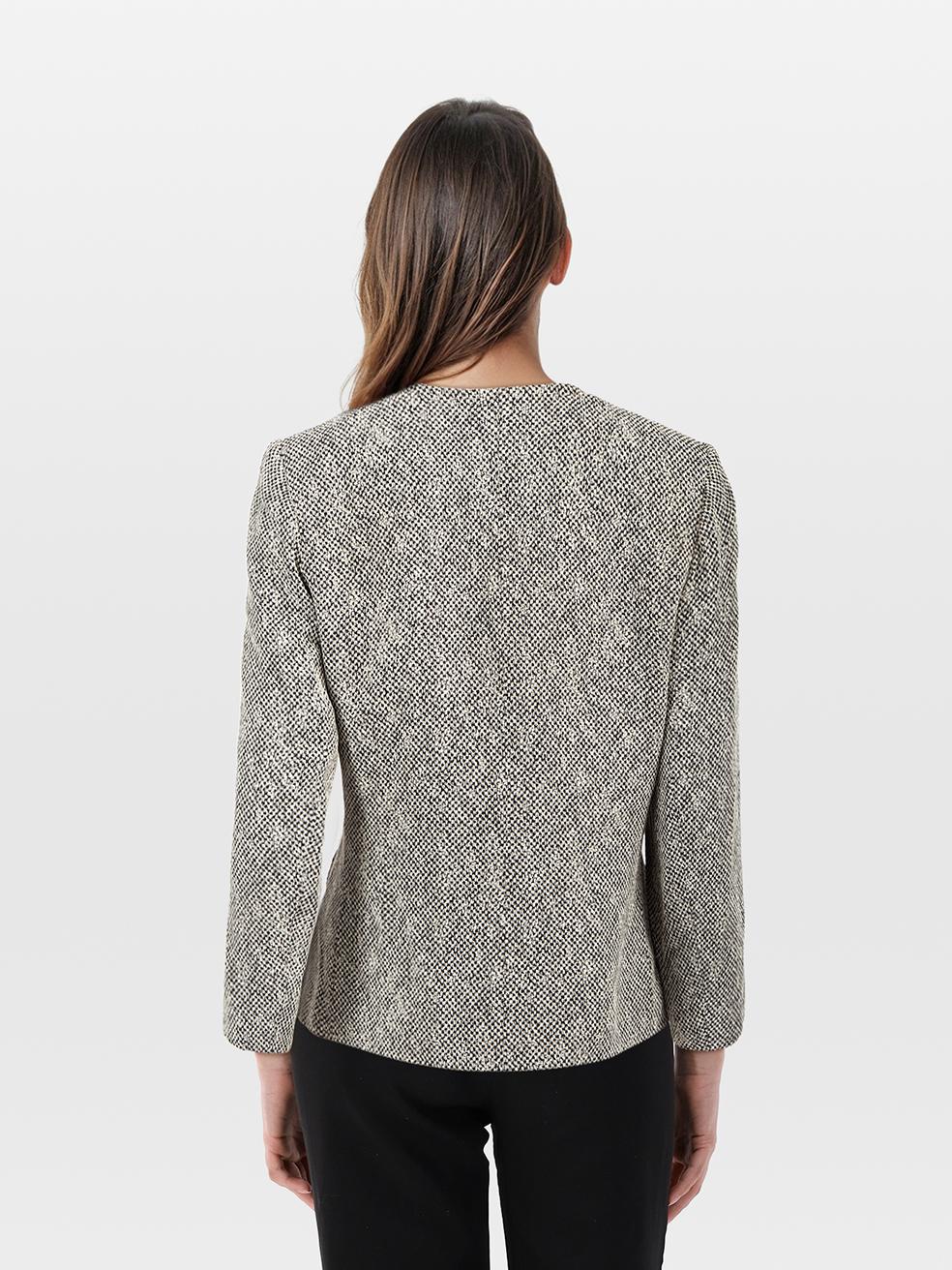 La condizione è molto buona. Questo articolo usato di Saint Laurent non presenta alcuna usura visibile sulla giacca.
 

 Dettagli
 

 

 Grigio
 

 Sintetico
 

 Blazer
 

 Modello in tweed
 

 Collo a V
 

 Spalle imbottite
 

 2x Tasche anteriori
