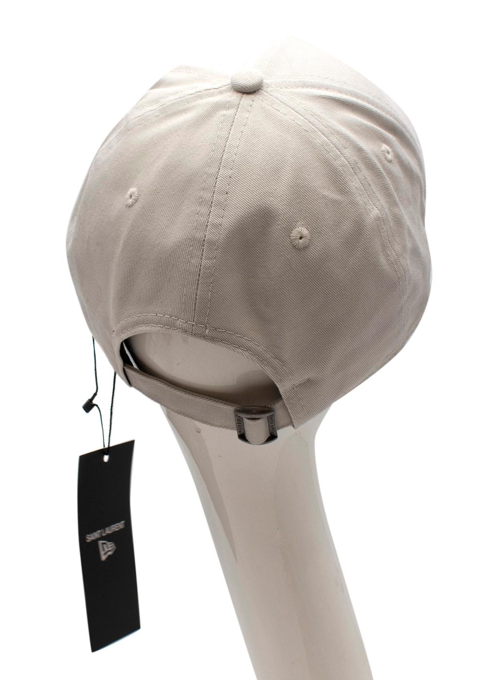 Saint Laurent Gris YSL monogramme New Era casquette de baseball

-Fermeture ajustable 
-Visière incurvée 
- Saint Laurent Rive Droite exclusive 

Matériau 

100% coton 

Fabriqué en France 

VEUILLEZ NOTER QUE CES ARTICLES SONT DES ARTICLES