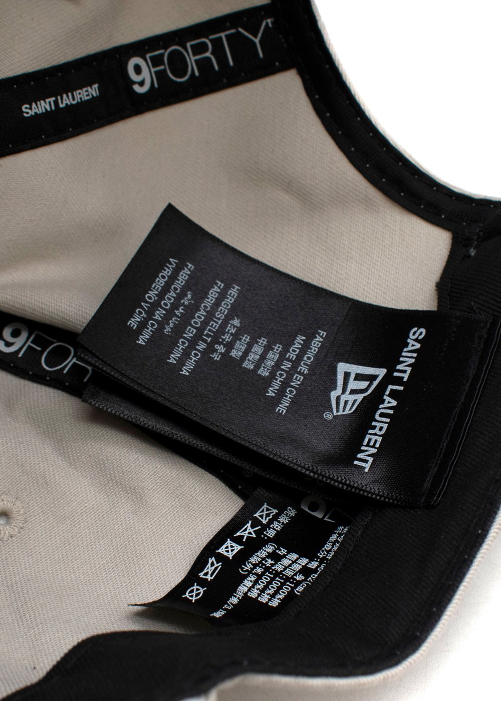Beige Saint Laurent - Chapeau de baseball gris avec monogramme YSL de la nouvelle ère - OS en vente