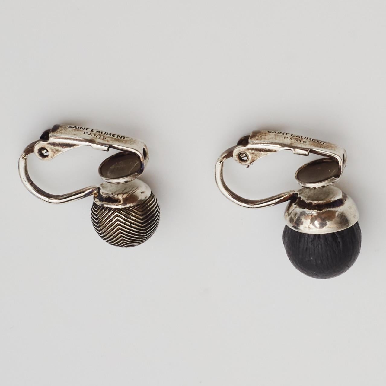Saint Laurent Boucles d'oreilles Guilloche en laiton et cuir noir en métal Pour femmes en vente