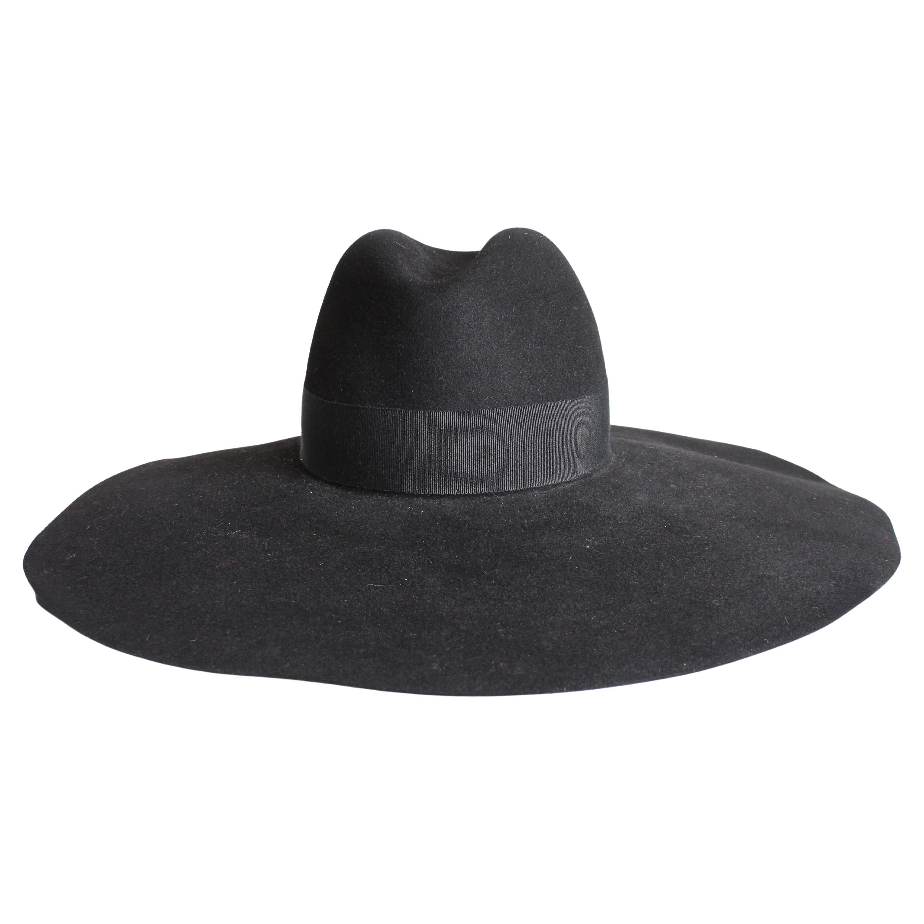 Cappello Saint Laurent a tesa larga oversize in pelliccia di coniglio nera taglia 56