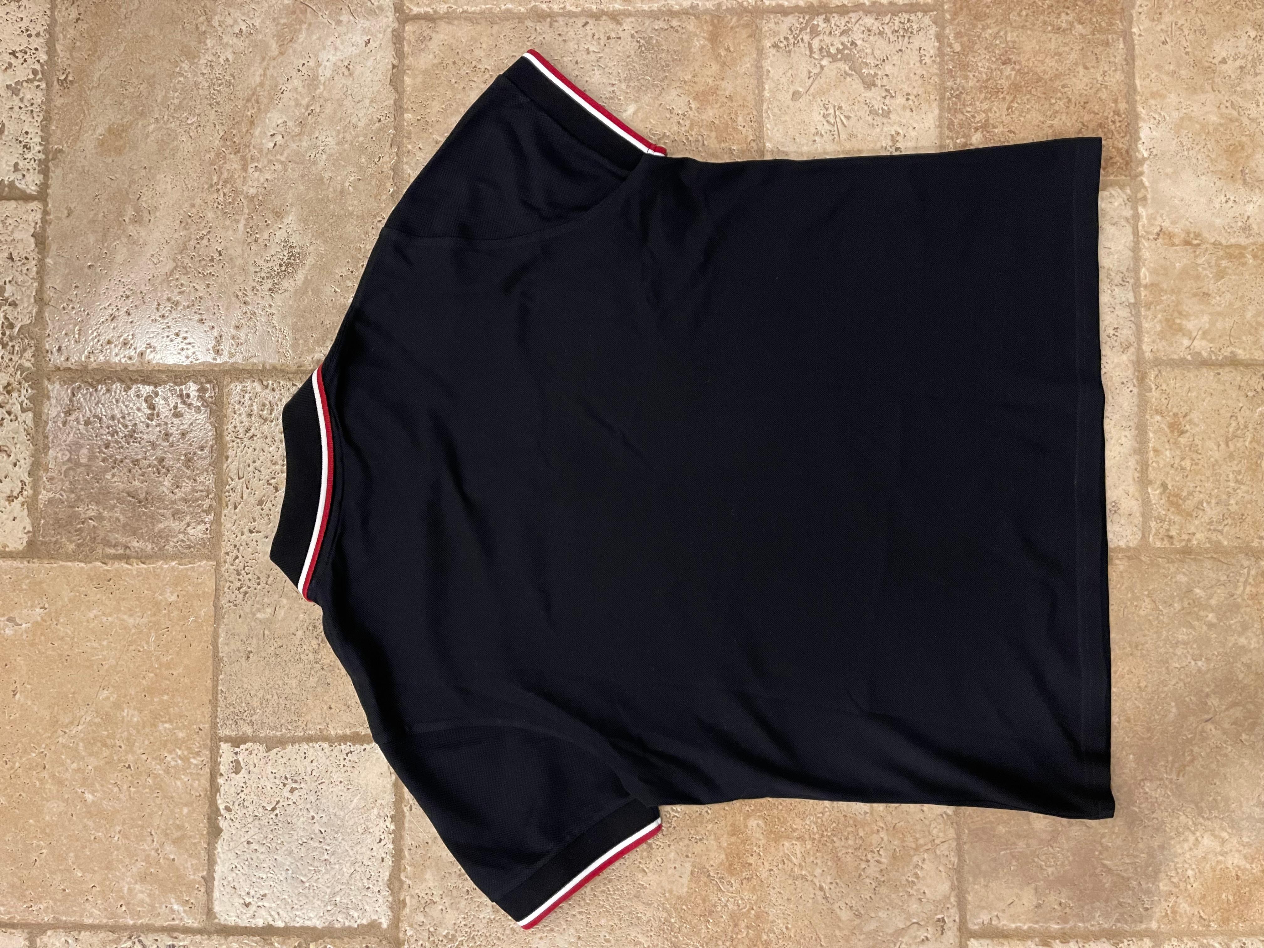 Saint Laurent Lips Schwarzes Poloshirt
Größe XL
Guter Gesamtzustand (leichte Risse auf dem Lippenlogo)

Hedi-Ära
Verkauft für 490+ Steuer


Abmessungen:
Brustkorb: 21