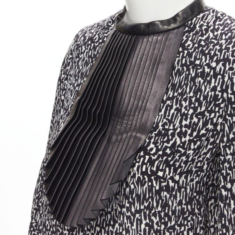 SAINT LAURENT Hedi Slimane 2012 black pleated leather bib silk blouse FR38 S
Reference: MELK/A00140
Brand: Saint Laurent
Designer: Hedi Slimane
Collection: 2012
Material: Silk, Leather
Color: Black, White
Pattern: Abstract
Closure: Button
Extra