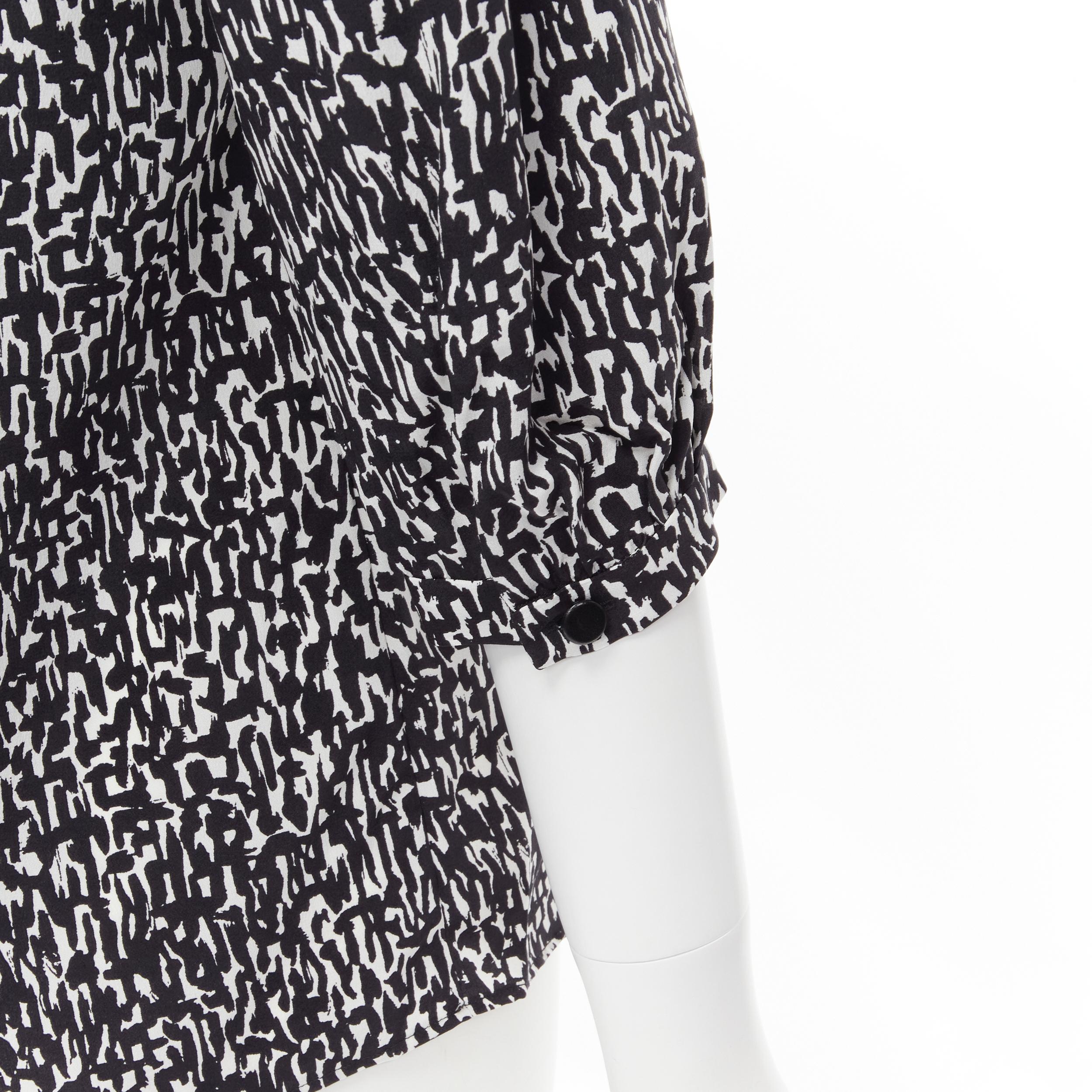 SAINT LAURENT Hedi Slimane 2012 Schwarzes plissiertes Leder mit weißem Bib-Druck  im Angebot 5