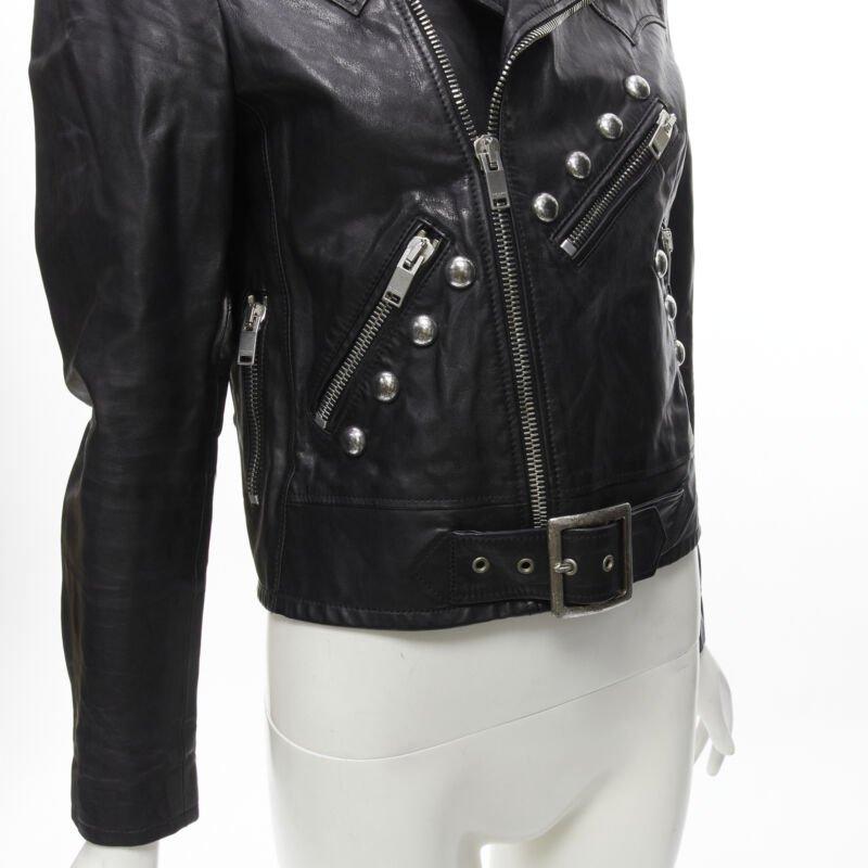 SAINT LAURENT Hedi Slimane 2014 Schwarzes Vintage-Bikerjacke aus Kalbsleder mit Nieten FR38 XS
Aktenzeichen: KEDG/A00237
Marke: Saint Laurent
Designer: Hedi Slimane
Collection'S: 2014
MATERIAL: Kalbsleder
Farbe: Schwarz, Silber
Muster:
