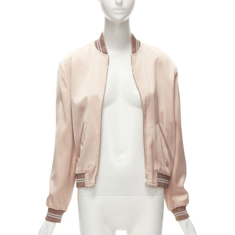 SAINT LAURENT HEDI SLIMANE 2016 love paillettes bomber in raso rosa FR36 S
Riferimento: TGAS/C01626
Marchio: Saint Laurent
Stilista: Hedi Slimane
Collezione: 2016
Materiale: Rayon
Colore: Rosa, Multicolore
Modello: Tinta unita
Chiusura: zip
Fodera: 