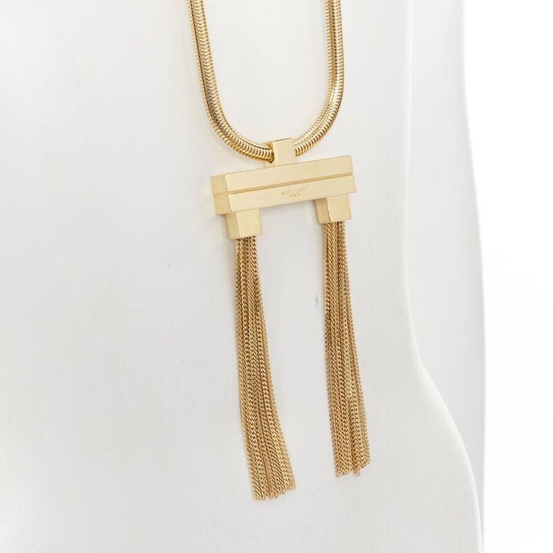 SAINT LAURENT Hedi Slimane Collier Runway Opium Deco à double pompon en or
Référence : TGAS/B01710
Marque : Saint Laurent
Designer : Hedi Slimane
Modèle : Collier à double houppe Opium Deco
Collectional : 2013 - Défilé
Matériau : Métal
Couleur :