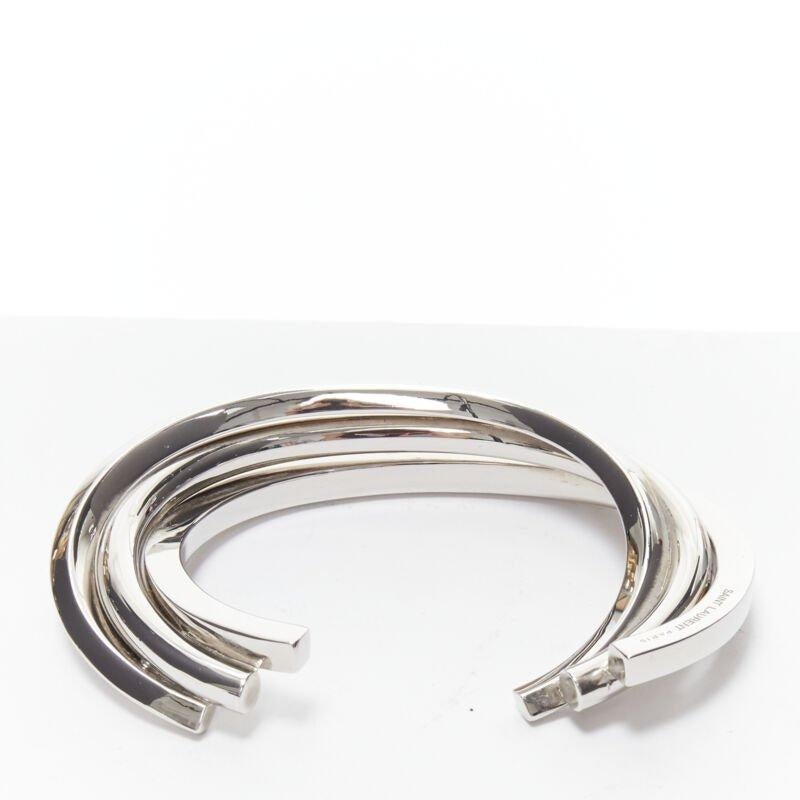 SAINT LAURENT Hedi Slimane bracciale a tripla torsione architettonico in ottone e argento
Riferimento: TGAS/B01759
Marchio: Saint Laurent
Stilista: Hedi Slimane
Modello: Polsino a tripla torsione
Materiale: Ottone
Colore: Argento
Modello: Tinta