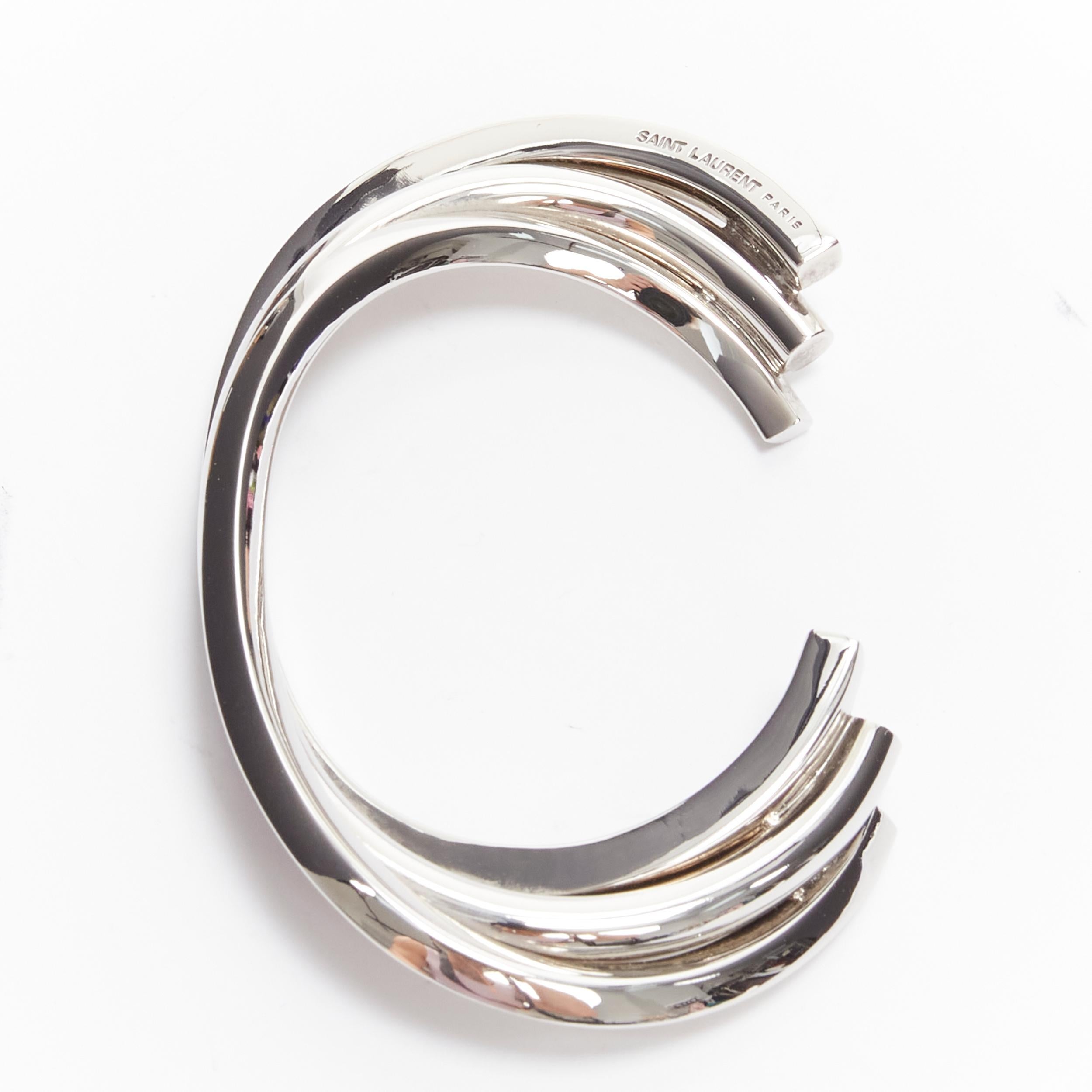 SAINT LAURENT Bracelet manchette architectural à triple torsion en laiton argenté Hedi Slimane Pour femmes en vente