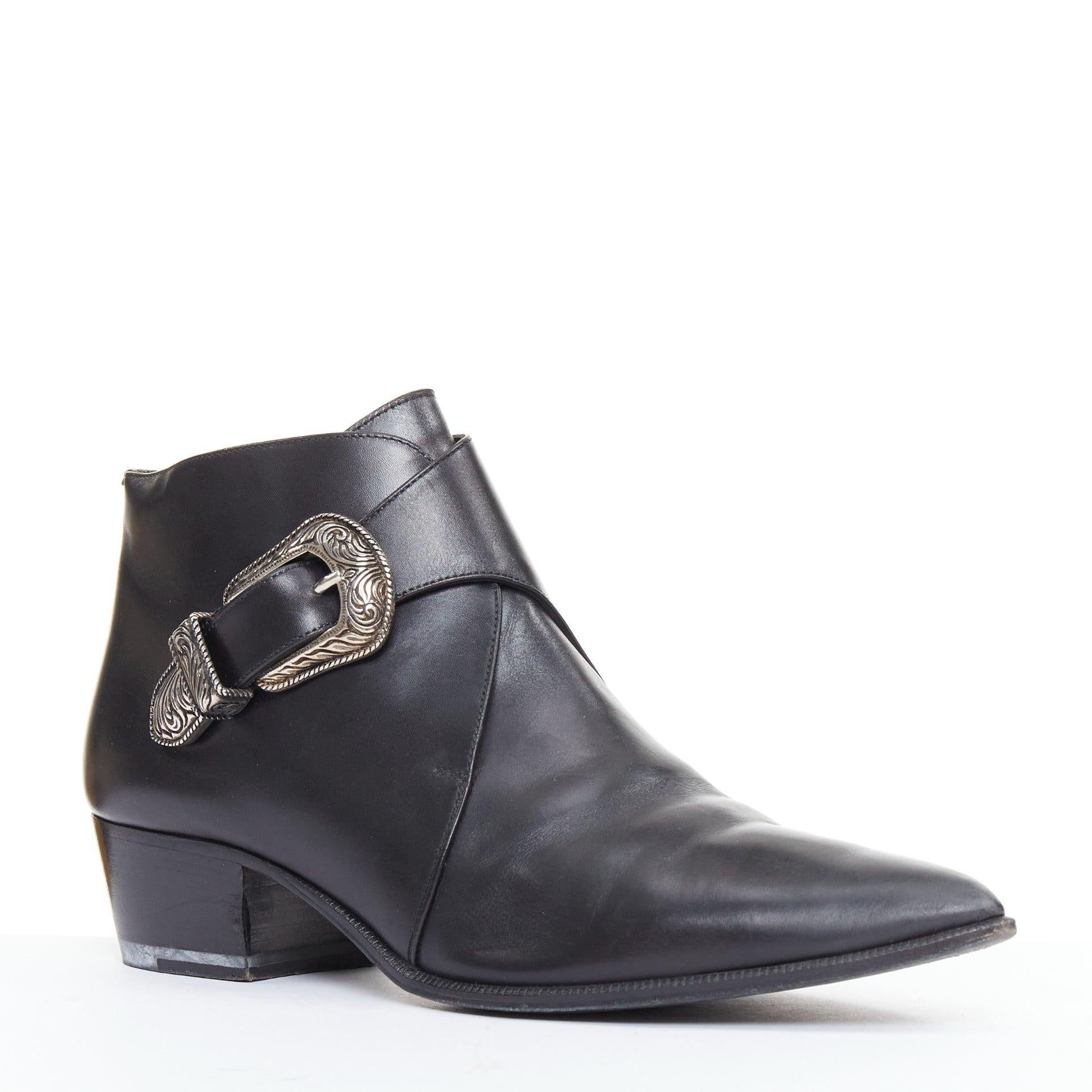 SAINT LAURENT Hedi Slimane stivaletti Chelsea con fibbia occidentale in argento EU38.5
Riferimento: ECLO/A00186
Marchio: Saint Laurent
Stilista: Hedi Slimane
Materiale: Pelle
Colore: Nero, Silver
Modello: Tinta unita
Chiusura: fibbia
Fodera: Pelle