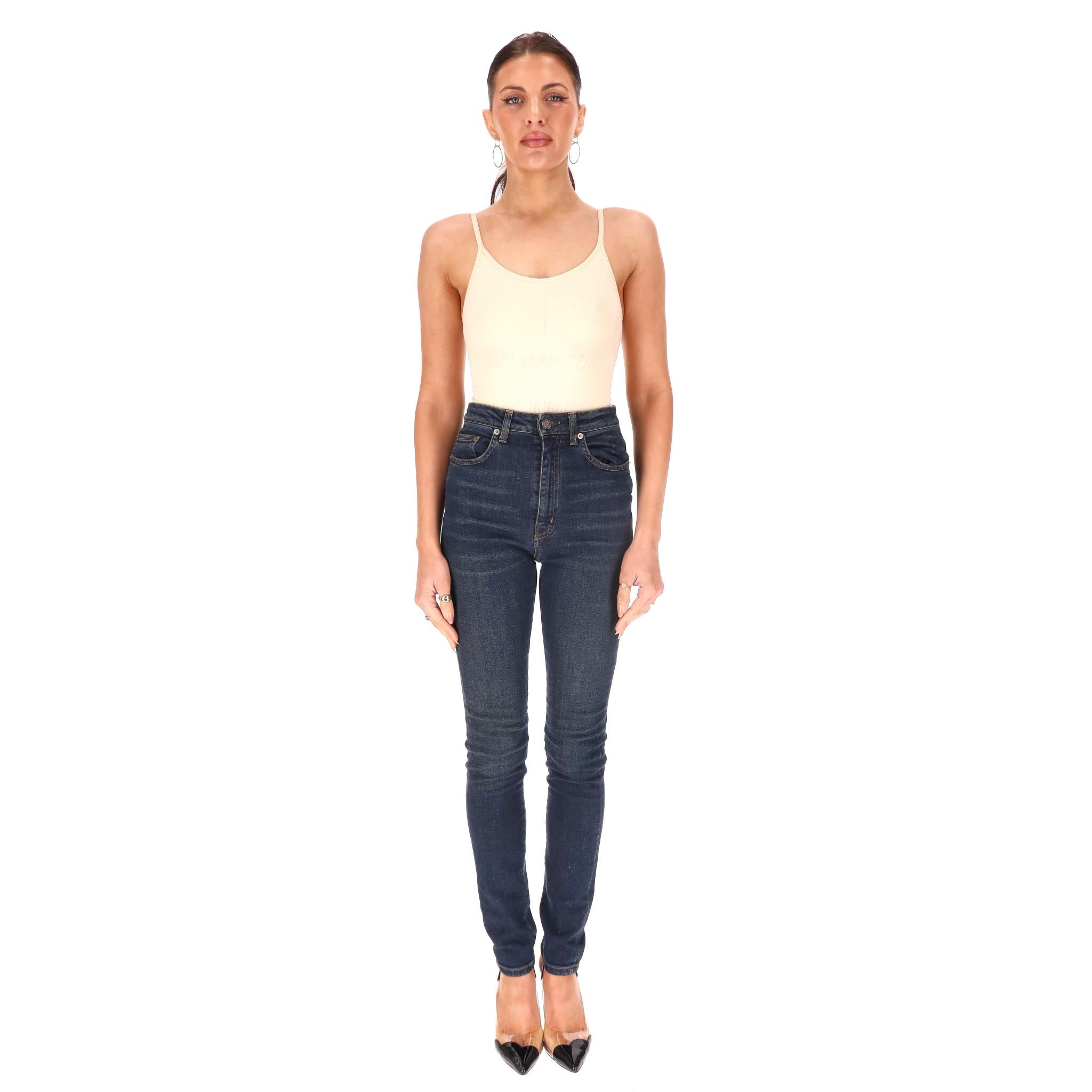 Vaqueros ajustados de cintura alta Saint Laurent

Pantalón vaquero azul clásico cortado en una silueta entallada con cintura alta.

Diseño de cinco bolsillos con trabillas y botón con la marca 