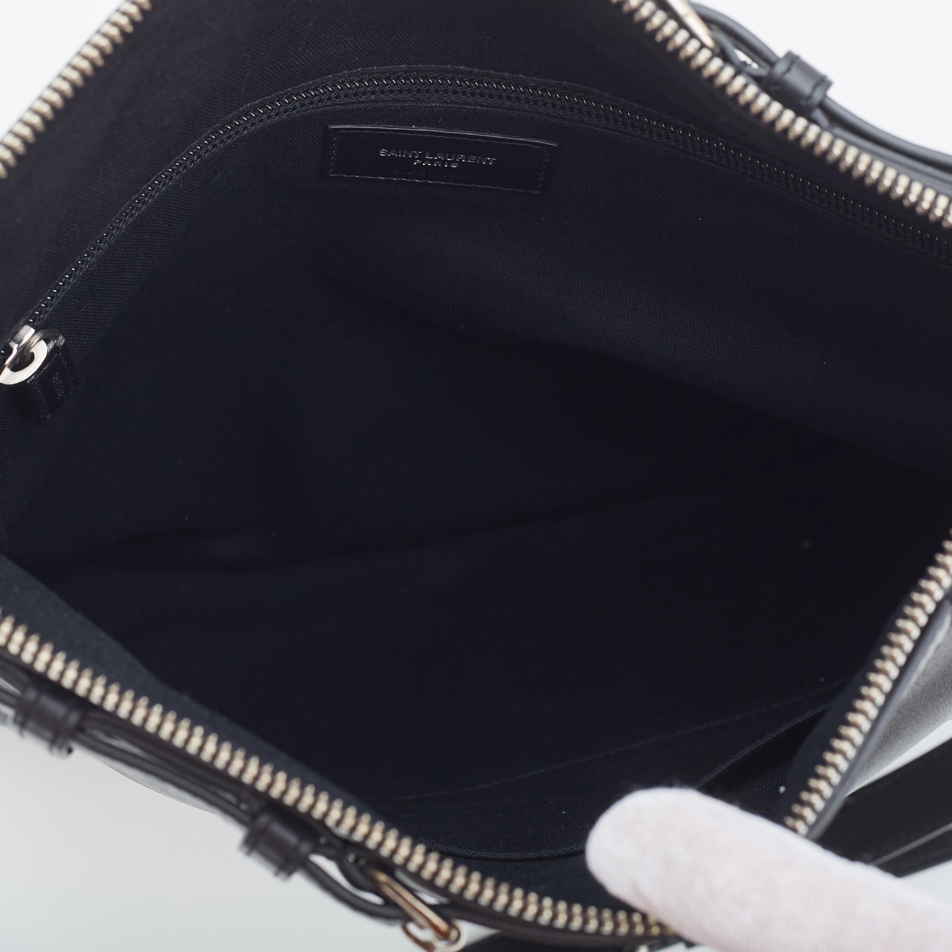 Saint Laurent ID Doc Holder Leather 2n1 Crossbody Bag In Excellent Condition For Sale In Montreal, Quebec