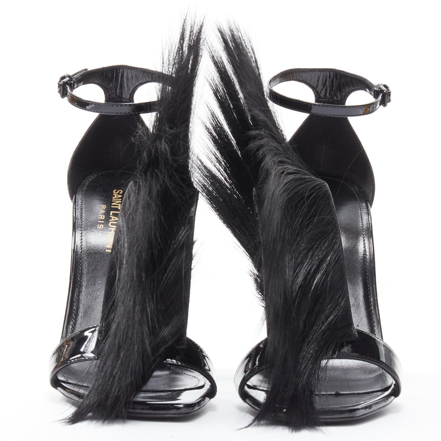 SAINT LAURENT Jamie 110 Runway schwarzer Pelz Mohawk Patent Sandalen EU37.5 (Schwarz) im Angebot