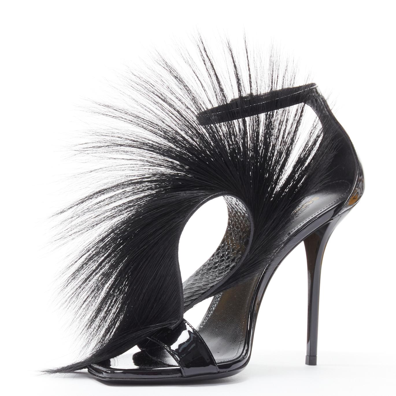 SAINT LAURENT Jamie 110 Runway schwarzer Pelz Mohawk Patent Sandalen EU37.5 Damen im Angebot