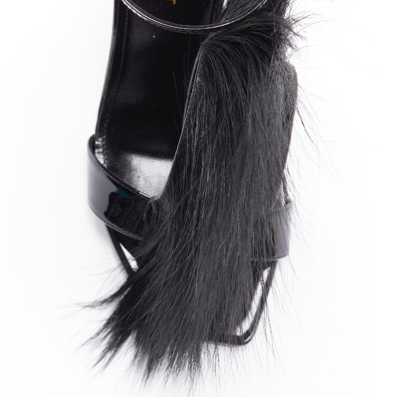 SAINT LAURENT Jamie 110 Runway schwarzer Pelz Mohawk Patent Sandalen EU37.5 im Angebot 2