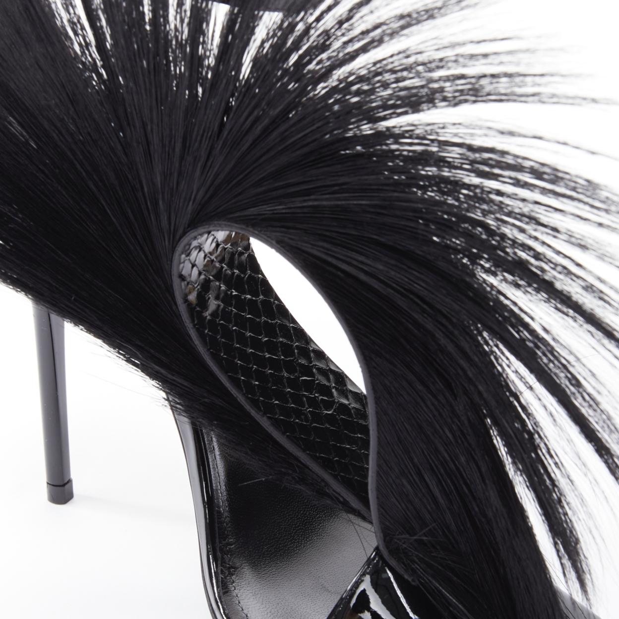SAINT LAURENT Jamie 110 Runway schwarzer Pelz Mohawk Patent Sandalen EU37.5 im Angebot 4