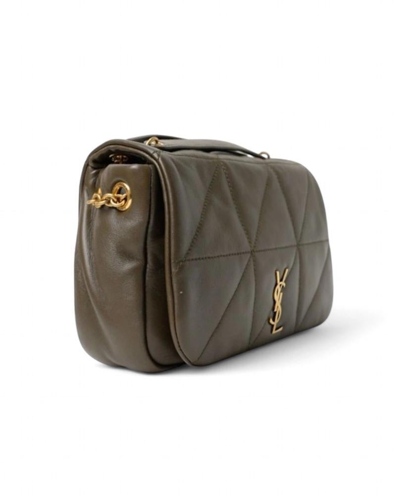 Borsa firmata Saint Laurent, modello Jamie 4.3 nella misura mini, realizzata in pelle trapuntata nella colorazione muschio verde con hardware dorati. Dotata di una patta con classico logo del brand “YSL” in metallo oro e chiusura calamitata,