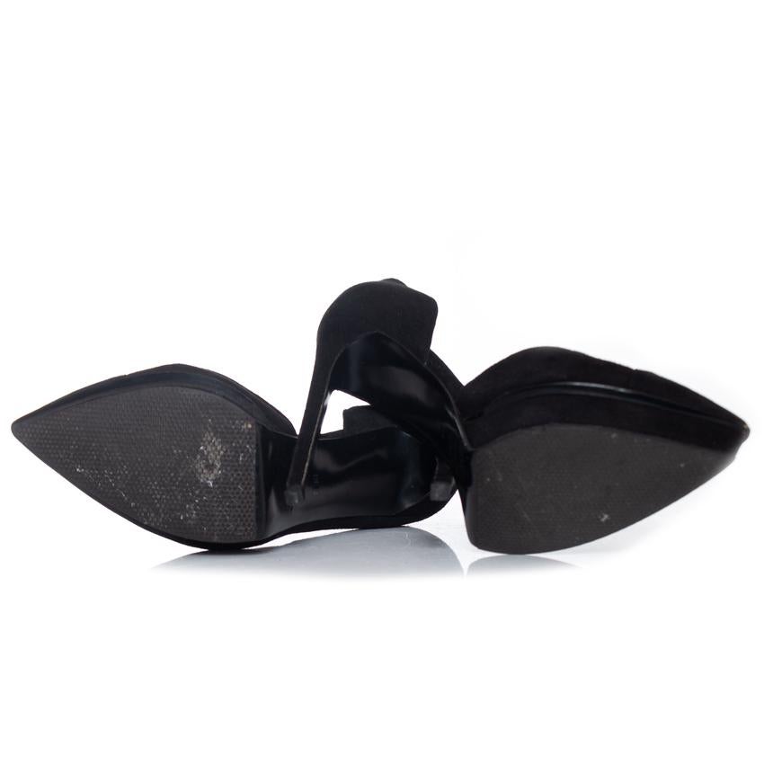 Saint Laurent, Black suede platform classic Janice 105 D’ Orsay pumps. This item has little signs of wear, overall in good condition. Sole has been reinforced.

• CONDITION: signs of wear 

• SIZE: 38

• INSOLE MEASUREMENTS: 24.5 cm

• HEEL