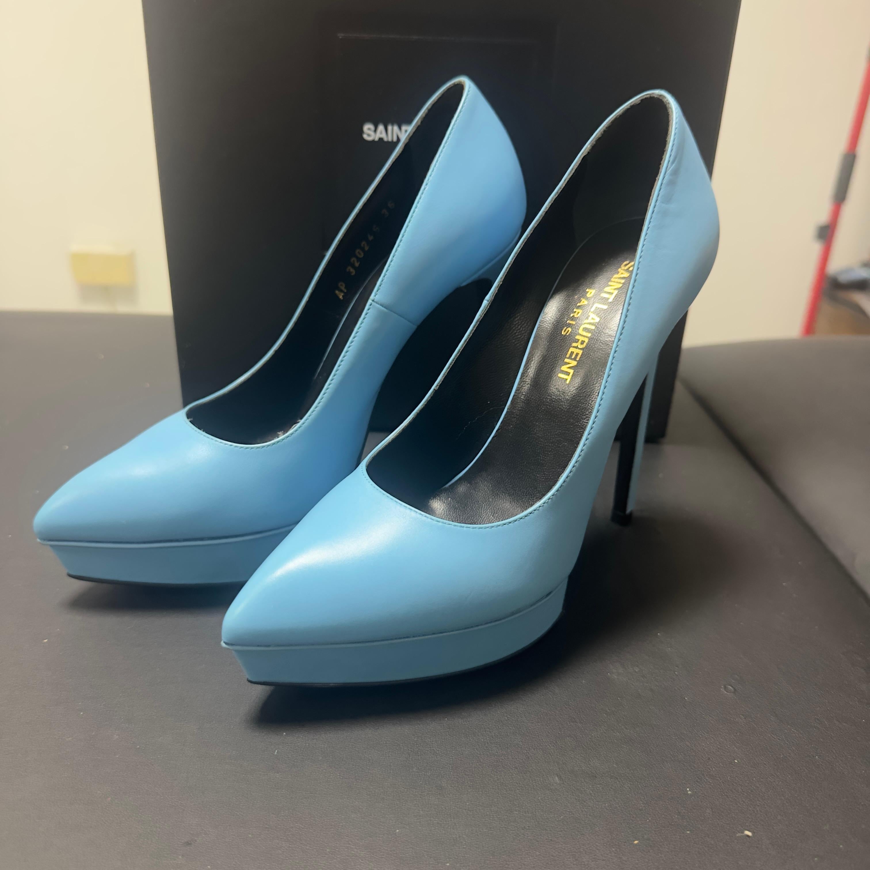 Saint Laurent Janis 105 Plateau-Pumps aus himmelblauem Leder - Größe 36 EU im Zustand „Neu“ im Angebot in Basaluzzo, IT