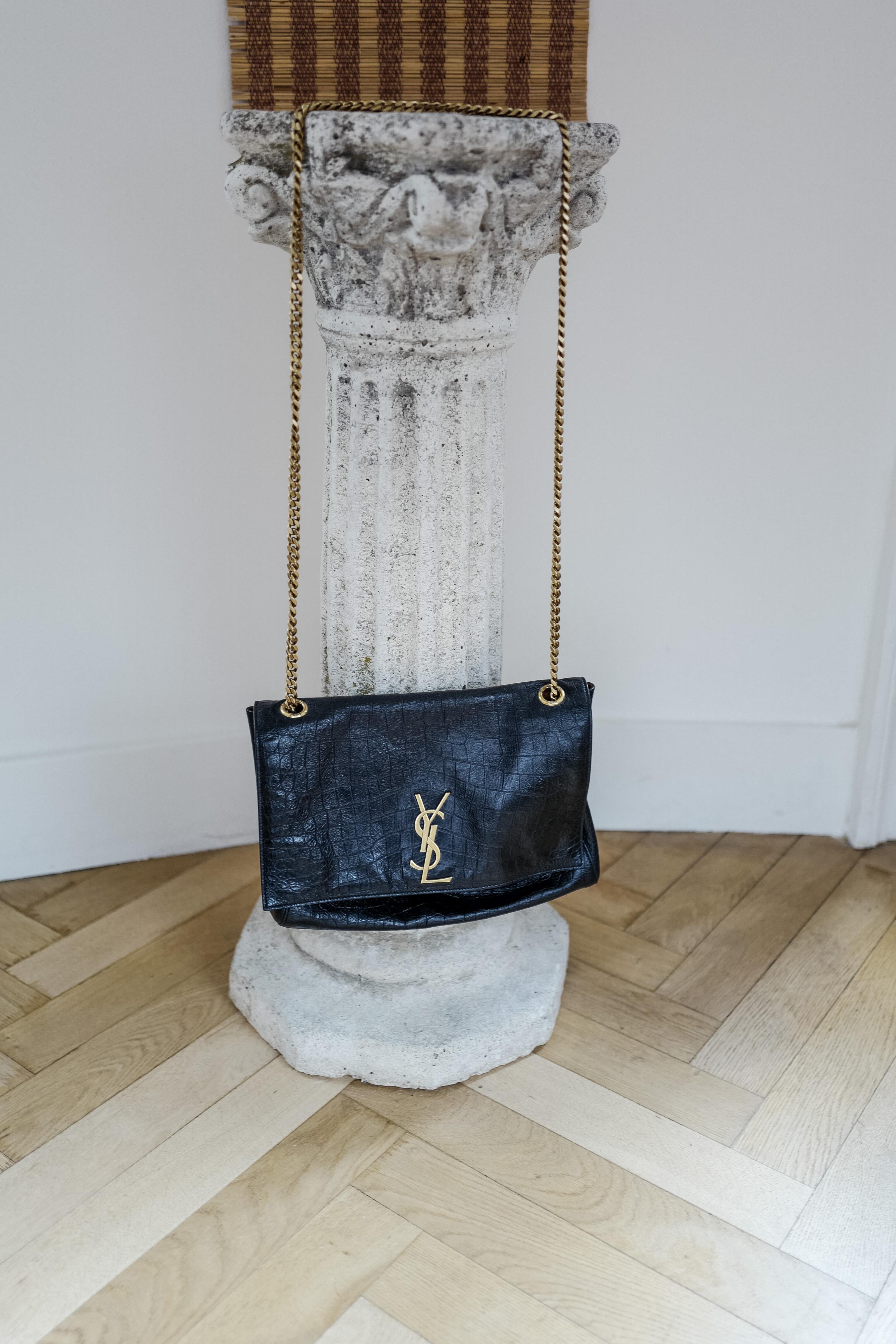 The stunning Saint Laurent Kate Medium Reversible chain bag. Featuring soft black printed crocodile-embossed leather on one side and brown suede on the inside with a brass chain. Purse features a brass chain to wear cross body. The chain strap is