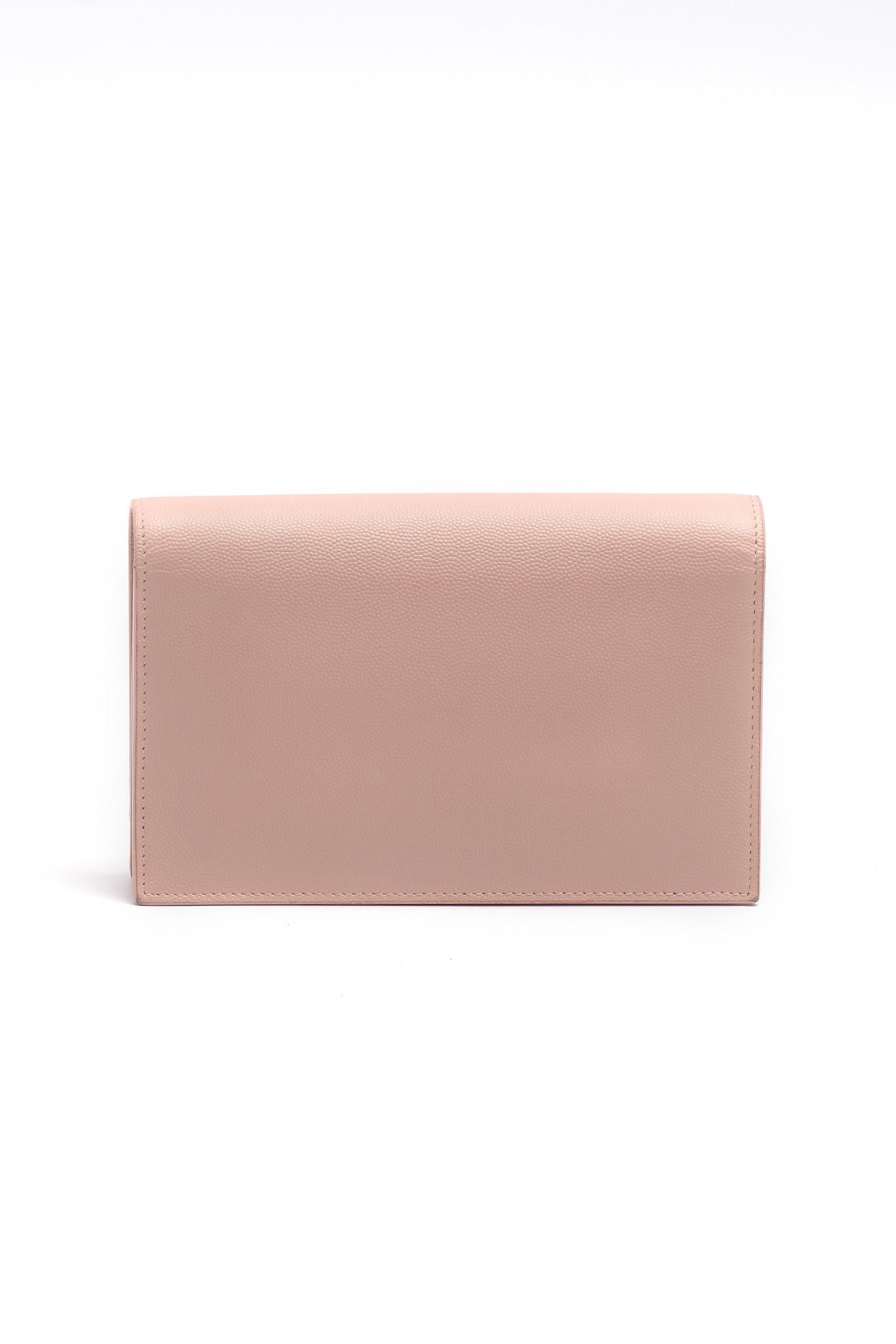 Saint Laurent Monogram Chain Wallet Crafted from premium grain de poudre embossed leather in a delicate pink hue, this wallet showcases the iconic chevron matelassé quilting. Chain Strap: It is equipped with a silver chain shoulder strap, which