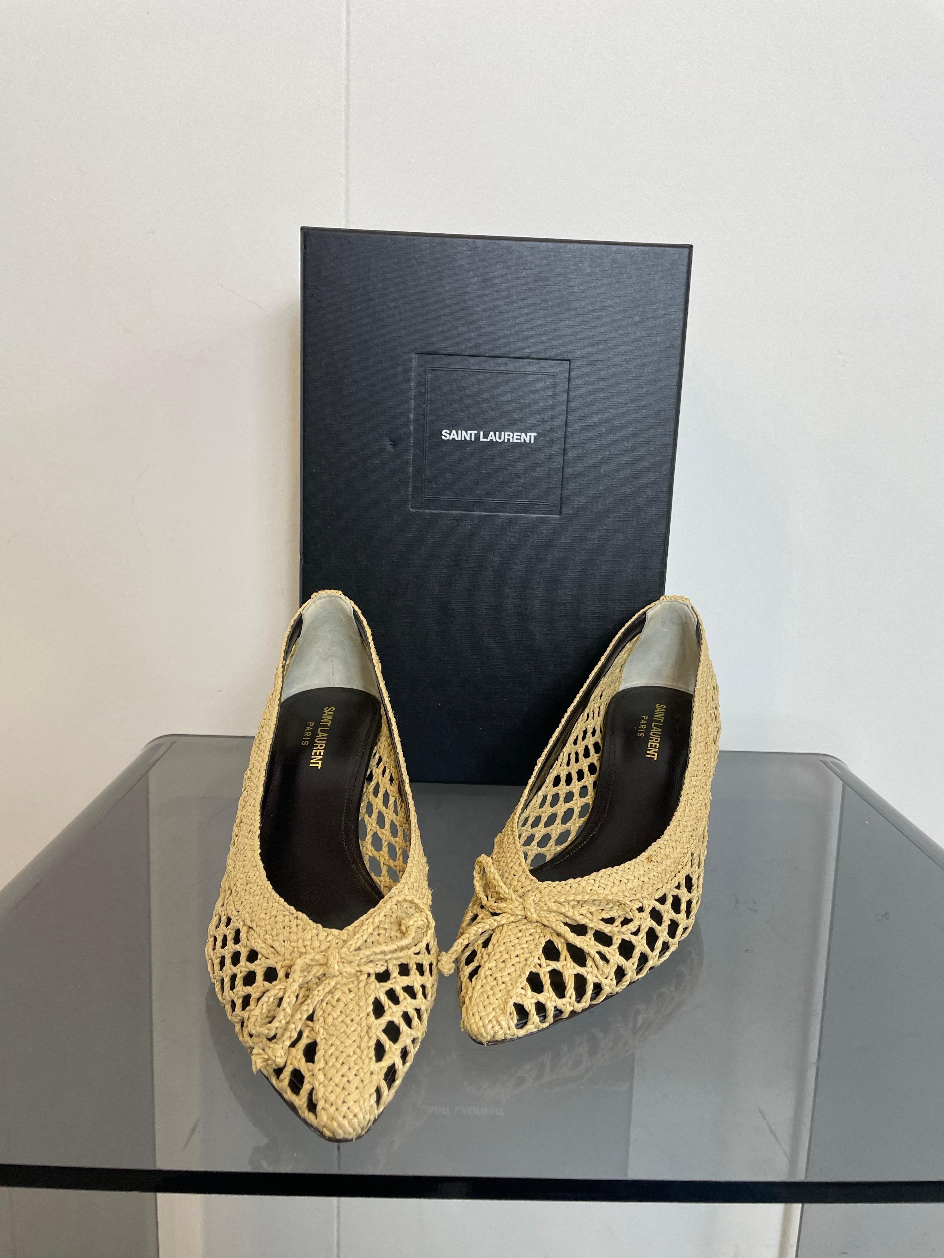 Décolleté modello Saint Laurent Kim in rafia beige con tacco in legno molto scuro. Usate solo per un servizio fotografico, sono come nuove tranne un piccolo segno su una scarpa, come si può vedere nelle foto. Taglia 41. Tacco 7 cm. Viene fornito con