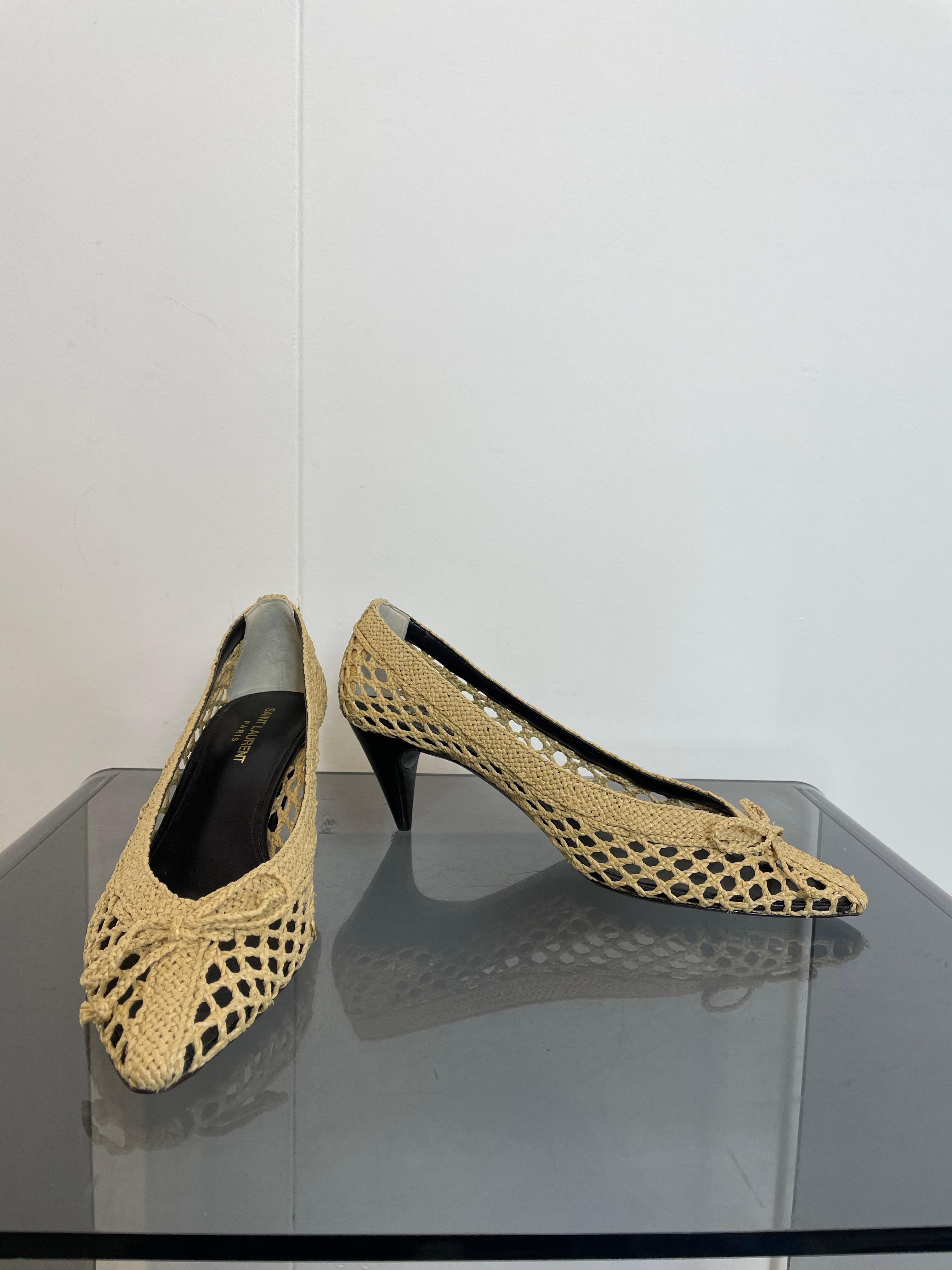 Beige Décolleté modello Kim di Saint Laurent in rafia beige in vendita