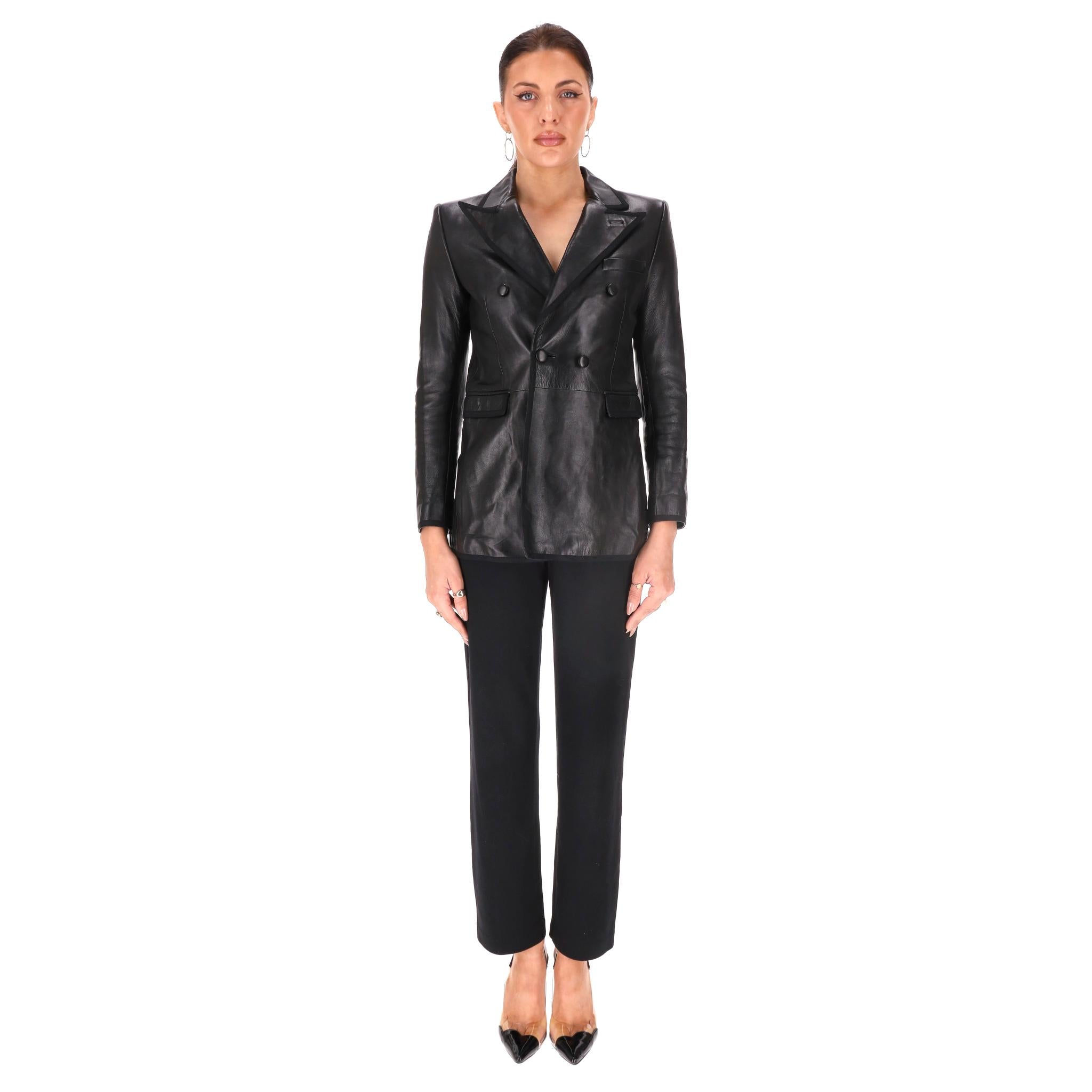 Blazer in pelle di agnello di Saint Laurent

Blazer in pelle d'agnello nera con doppiopetto, revers a lancia e silhouette lunga e sartoriale.

Completamente foderato, con rifiniture cucite sull'orlo e uno spacco posteriore.

Prezzo di listino circa