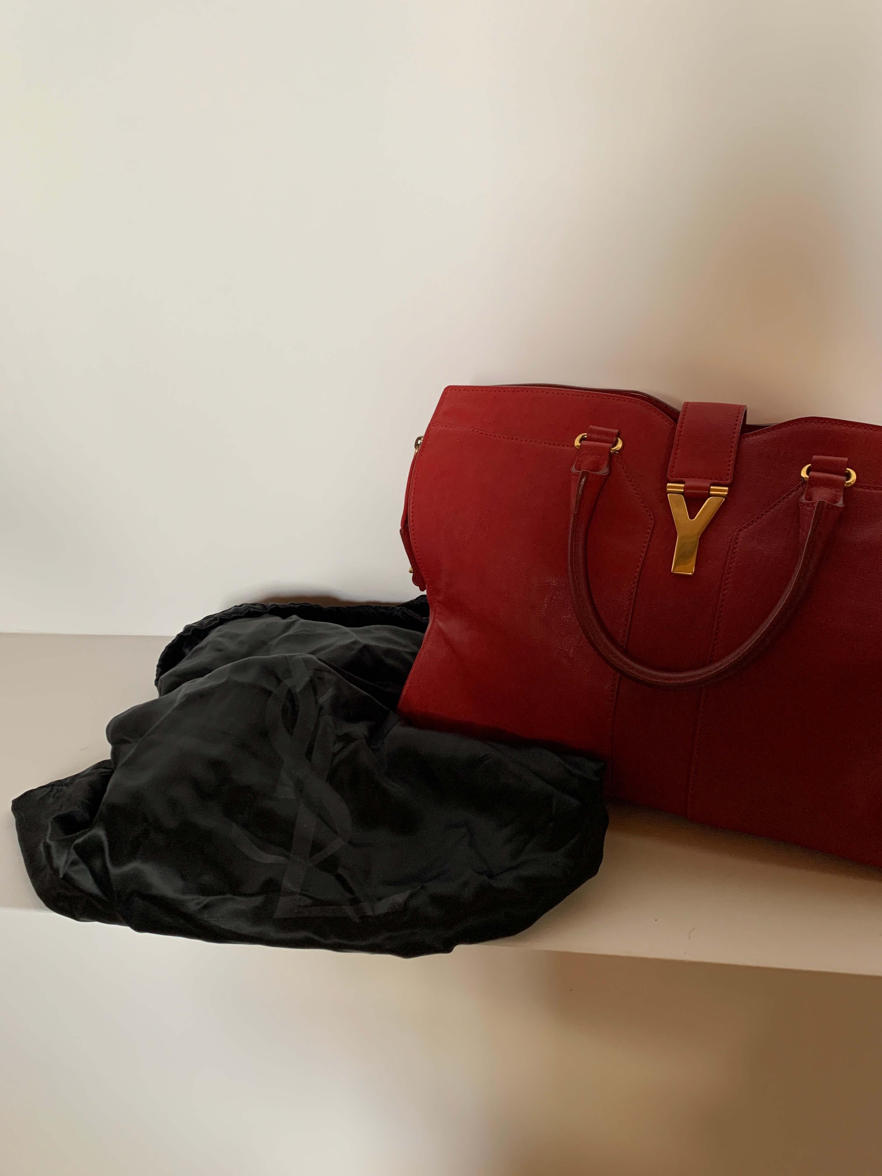 Große Chyc Cabas Tasche von Yves Saint Laurent

Atemberaubende Yves Saint Laurent Chyc Cabas Bag aus genarbtem Kalbsleder mit goldfarbenen Metallbeschlägen. Ausgestattet mit doppelten Griffen für einen eleganten Tragekomfort.

Hervorragender
