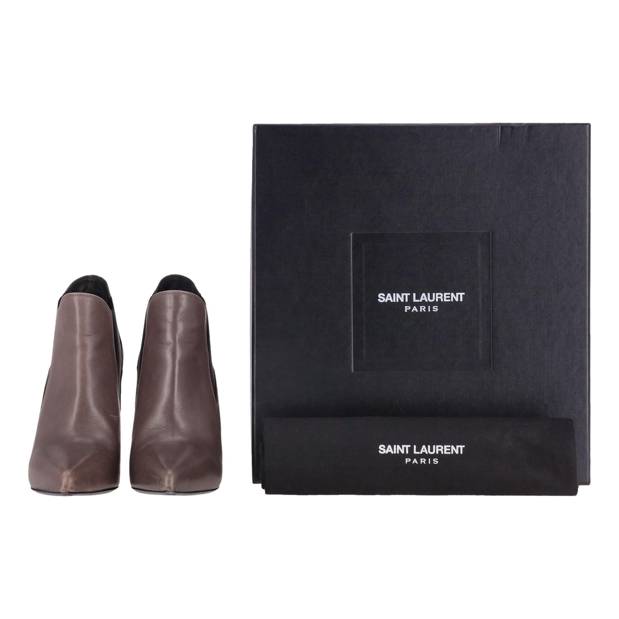 Botines de tacón de piel Saint Laurent

Botines de piel gris topo con puntera en punta y tacón de aguja alto de madera.

Con gomas laterales elásticas y suela de cuero.

Precio aprox. 900

Talla - 35,5

Estado - Bueno (algunos arañazos en la piel y