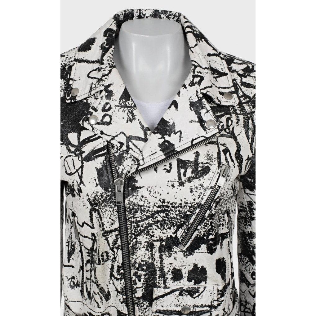 Sfoggia un look audace e tagliente con questa giacca biker da donna di Saint Laurent! Realizzata al 100% in vera pelle con un'accattivante stampa in bianco e nero, questa giacca farà sicuramente colpo. 

La silhouette slim-fit presenta una classica