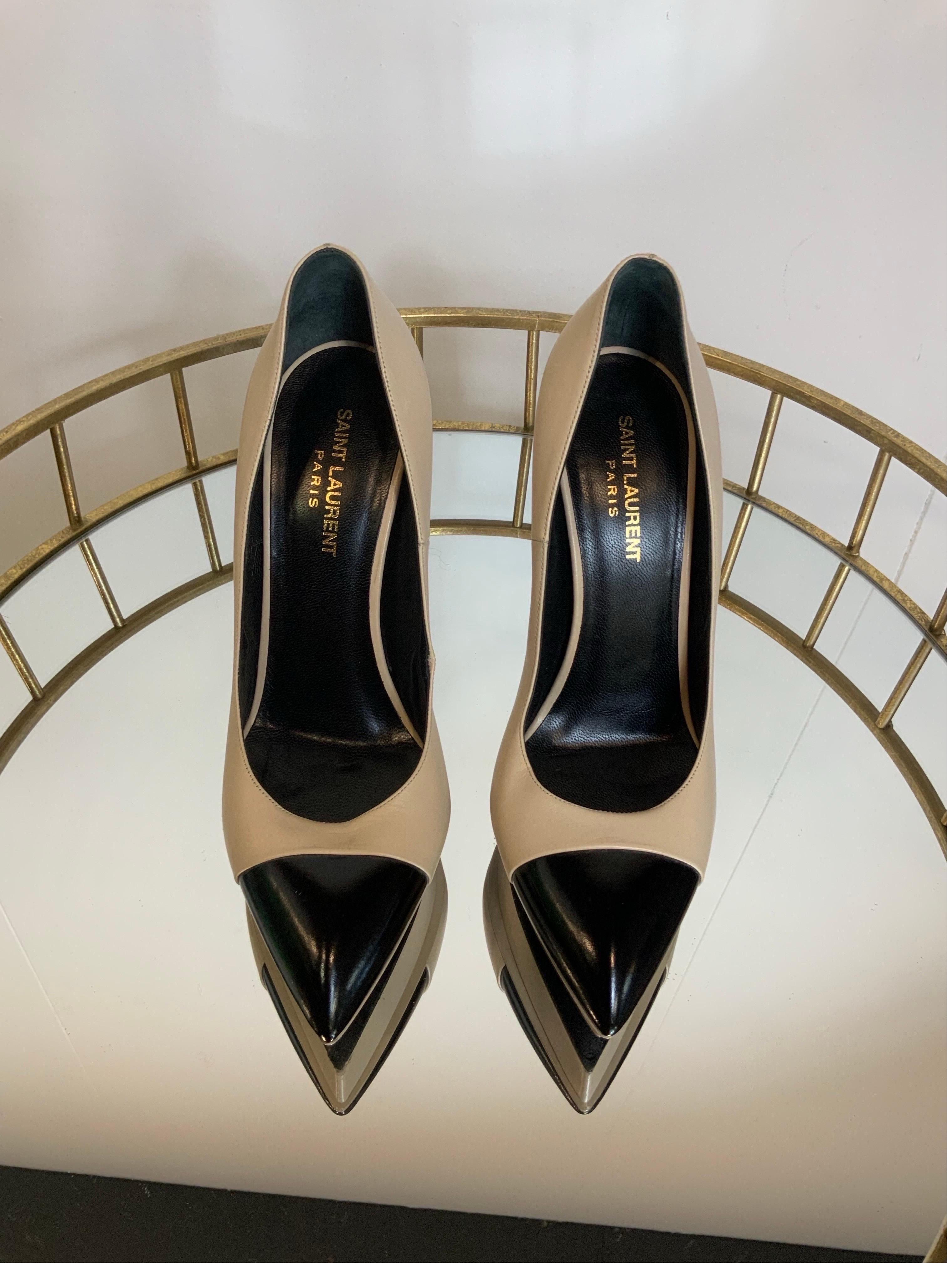 Décolleté Saint Laurent.
In pelle, bianco sporco e nero.
Taglia italiana 40.
Suola interna 26 cm
Tacco 13,5 cm
Condizioni generali eccellenti, usato pochissimo.
Hanno il sacchetto antipolvere originale.