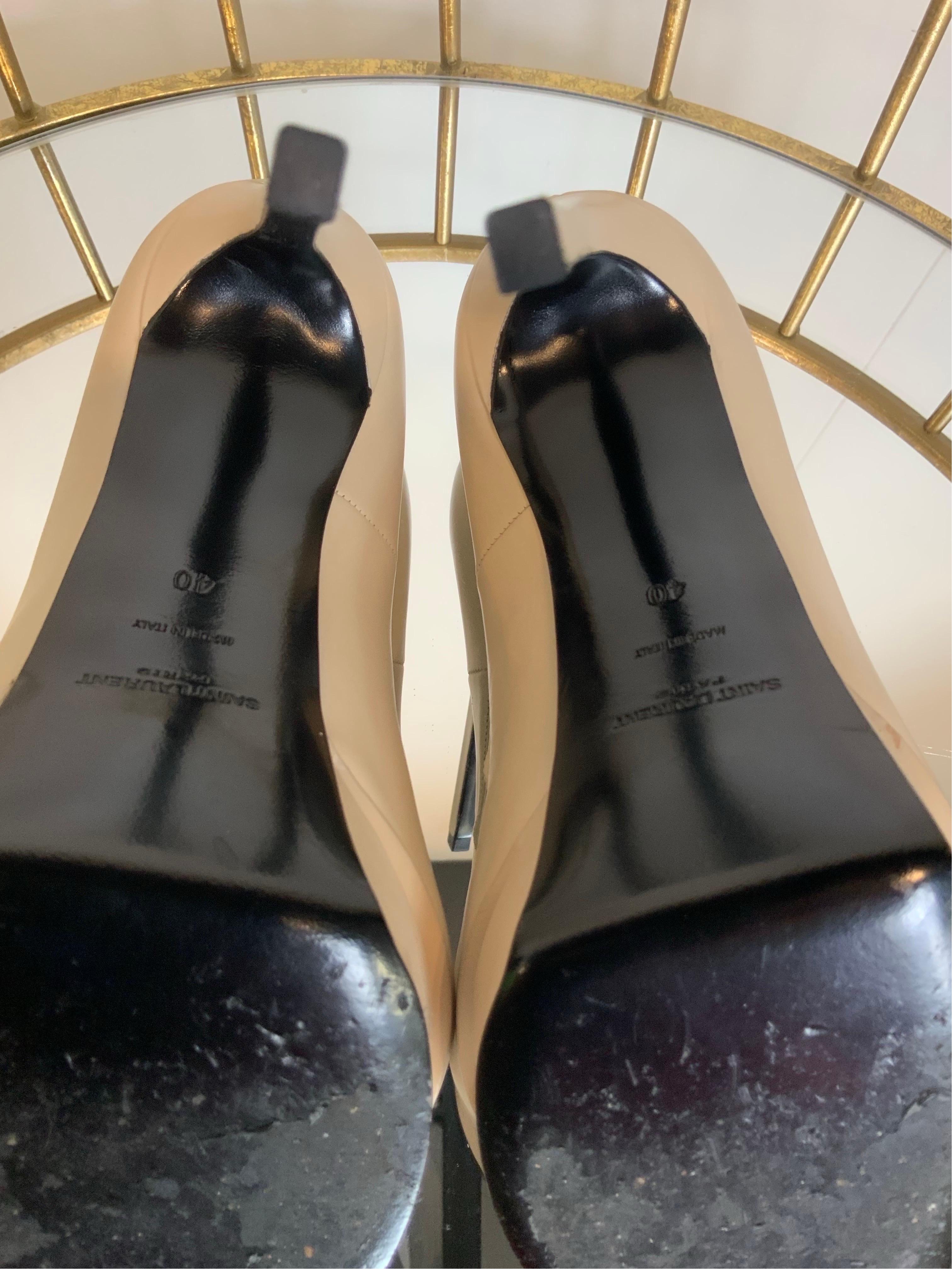Pompe in pelle Saint Laurent in vendita 2