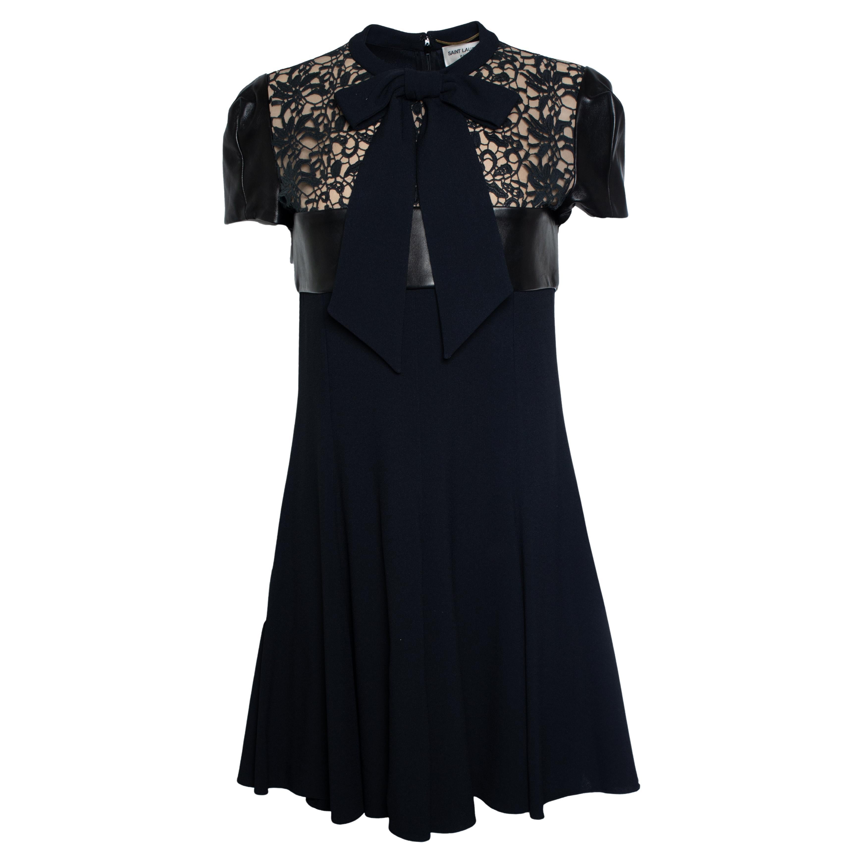 Saint Laurent, vestido de paneles de encaje con ribete de cuero en negro