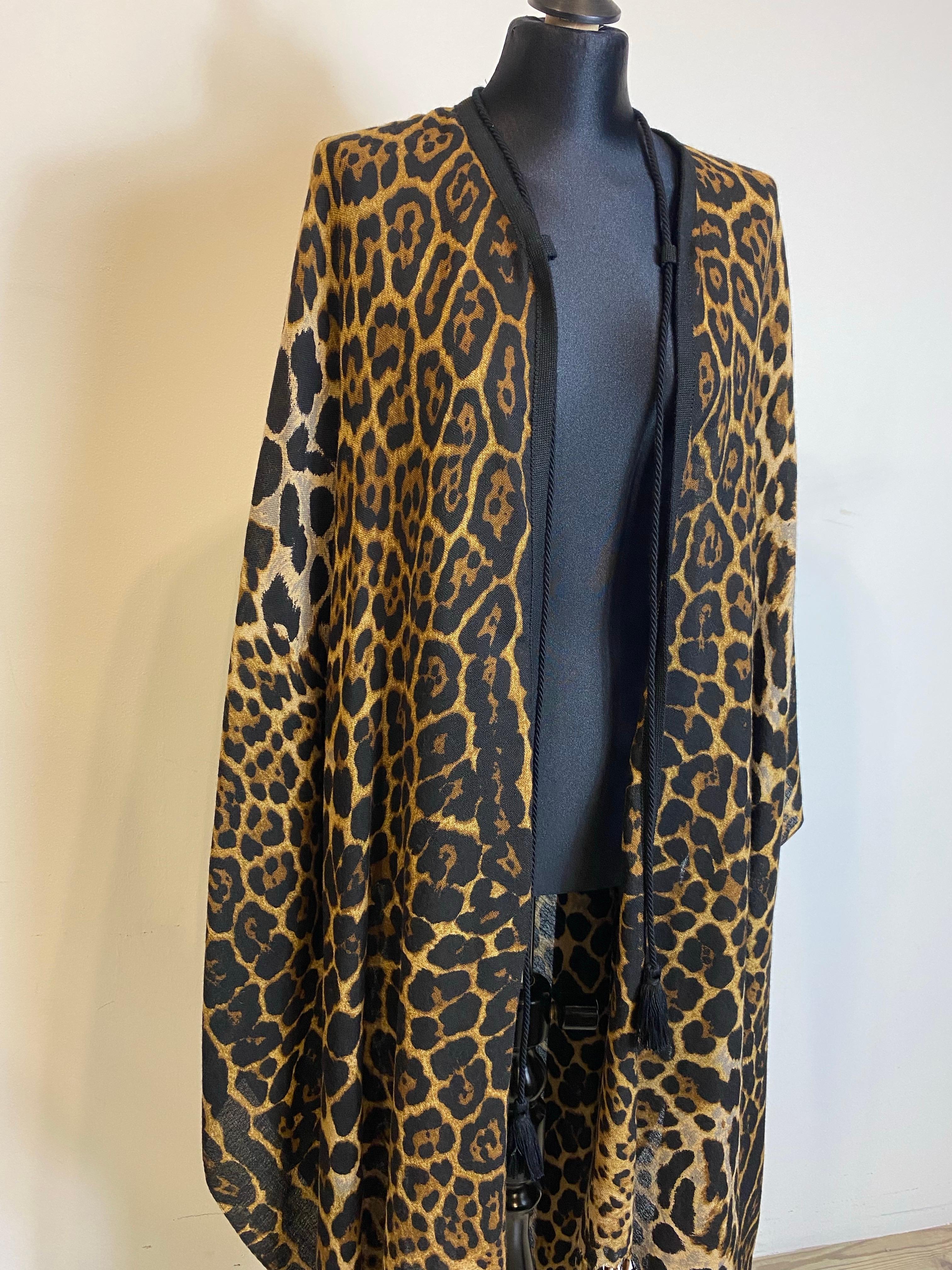 Mantella poncho in lana leopardata di Saint Laurent. Non ha chiusure e non ha dimensioni. Può essere indossato sia come mantella che come maxi scialle. Nuovo, mai indossato. Lunghezza 130 cm